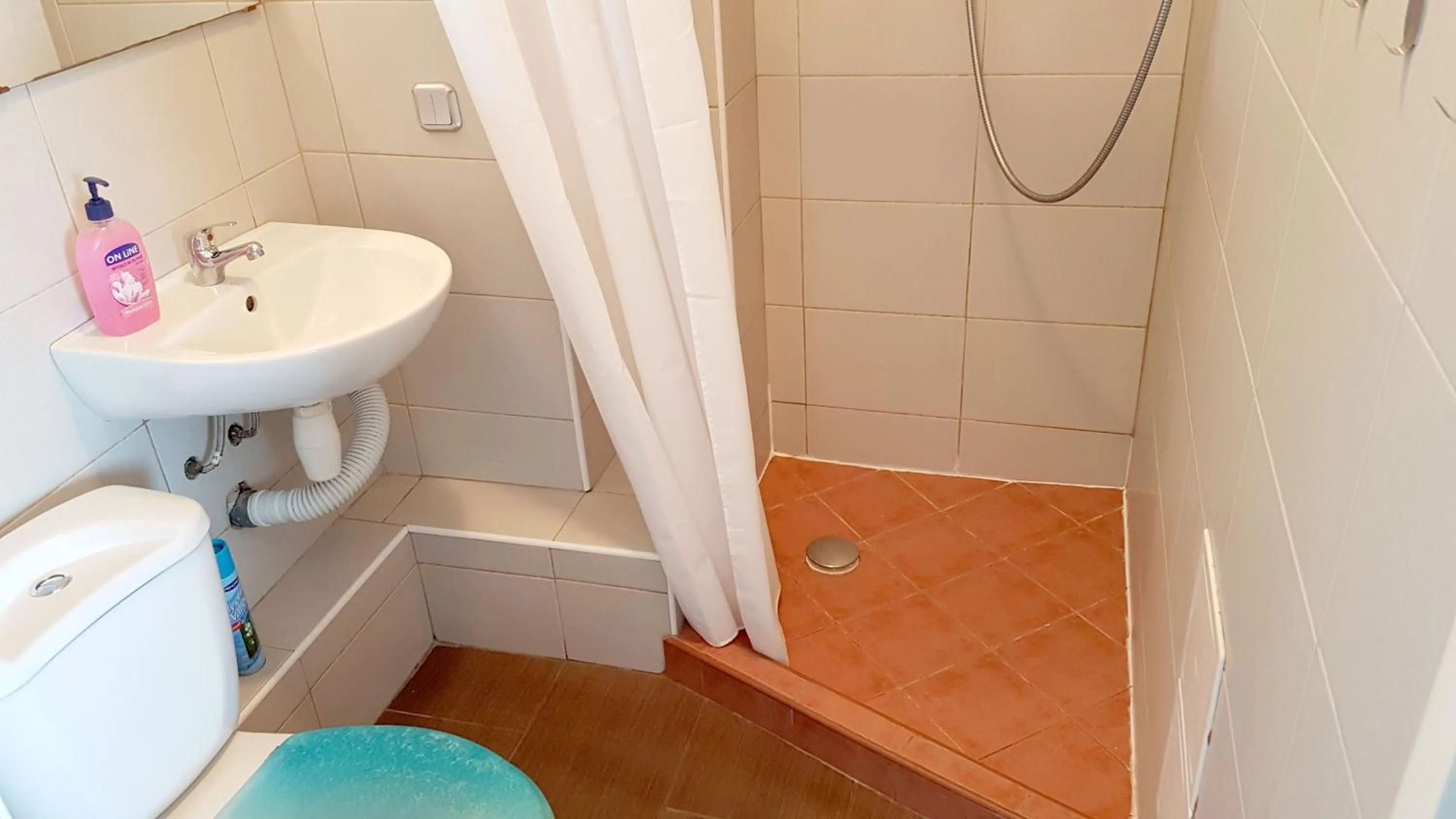 Bathroom in Walk distance to mokotow business park