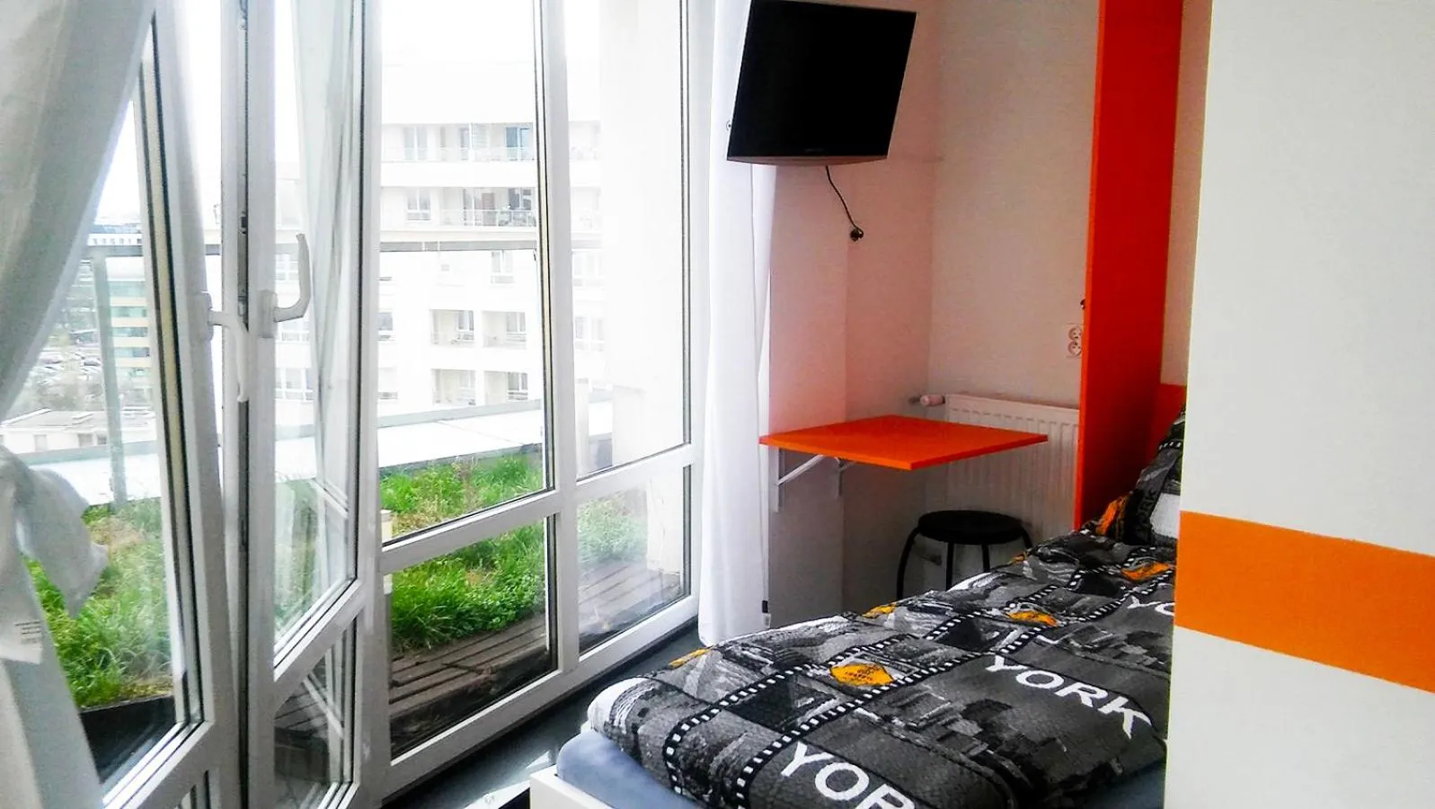 Bed in Walk distance to mokotow business park