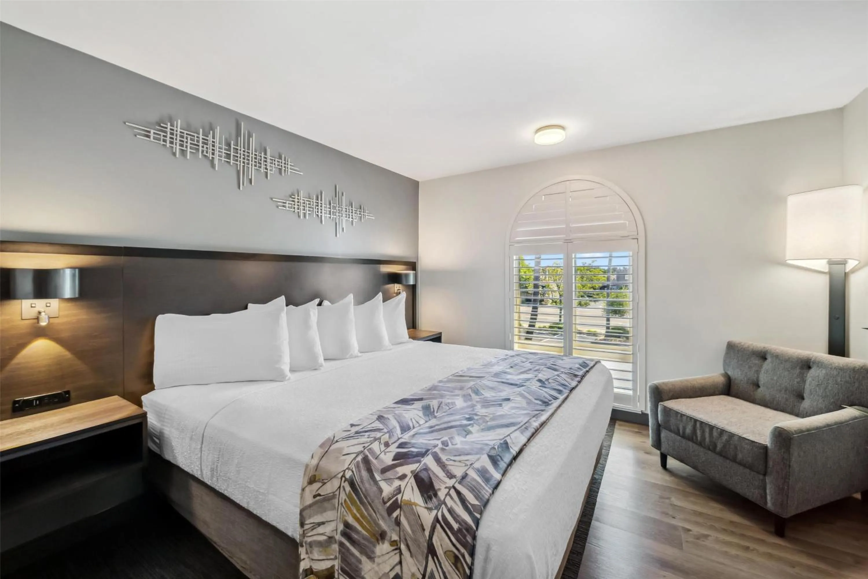 Bedroom, Bed in Best Western Plus Hilltop Inn