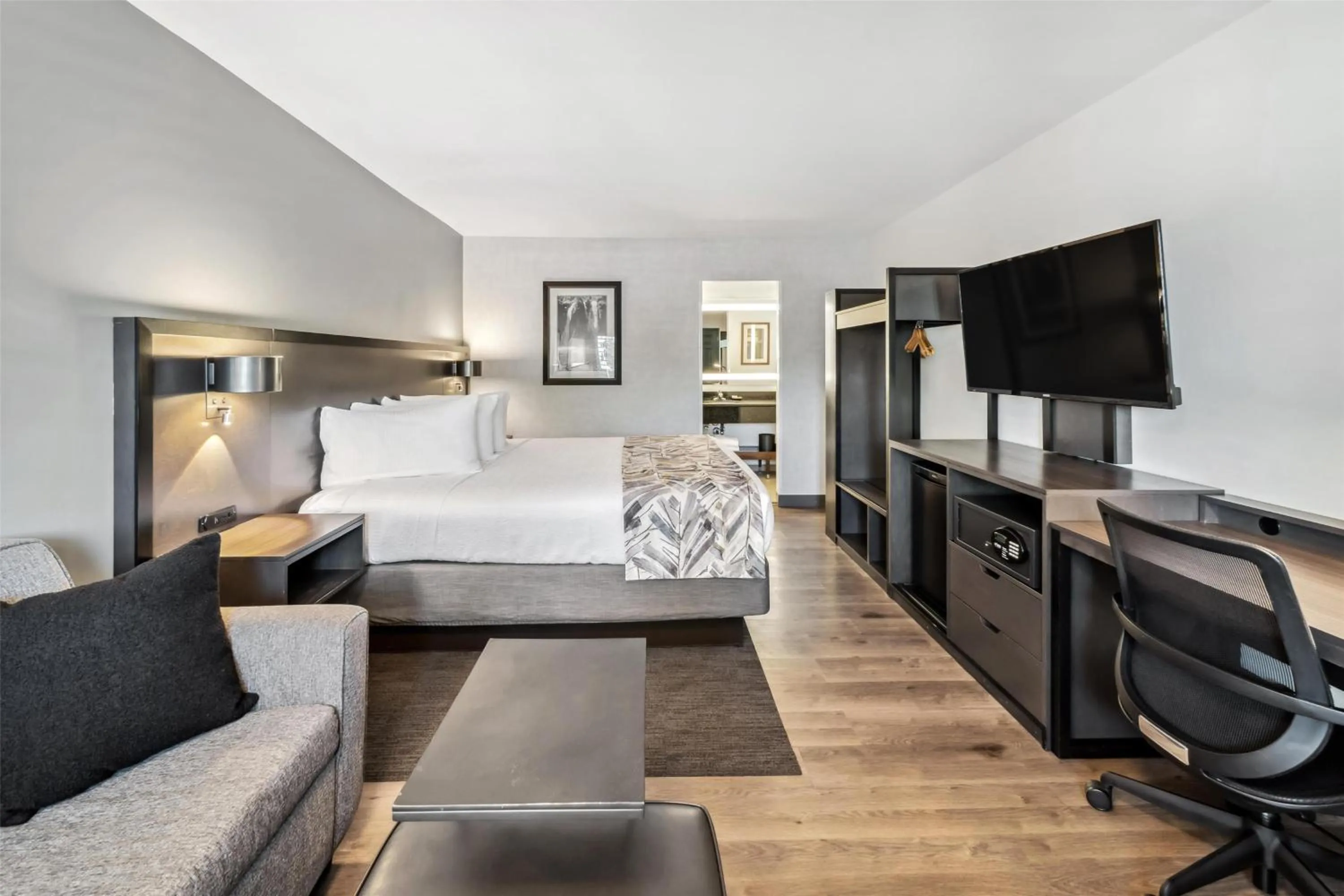 Bedroom, Bed in Best Western Plus Hilltop Inn