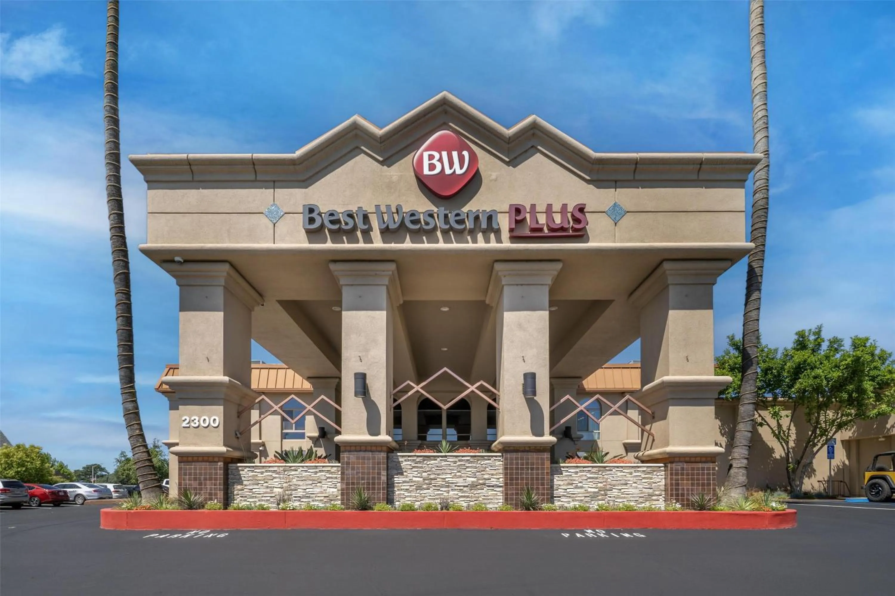 Property building in Best Western Plus Hilltop Inn
