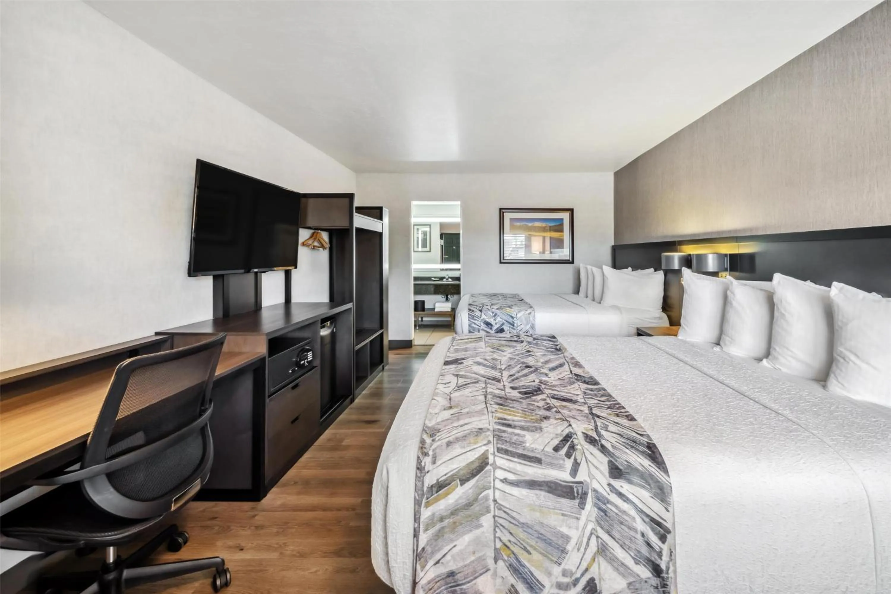 Bedroom, Bed in Best Western Plus Hilltop Inn