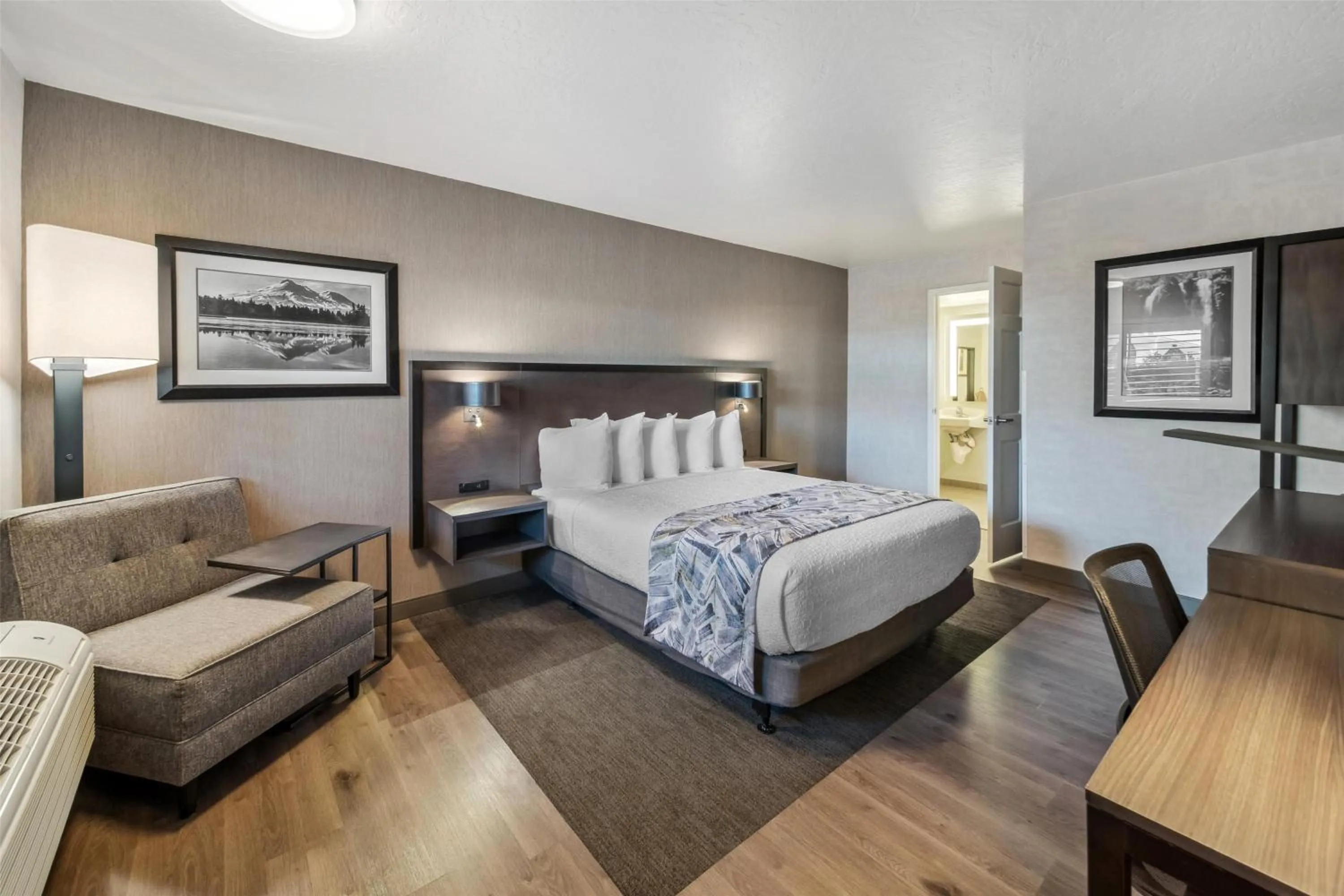 Bedroom, Bed in Best Western Plus Hilltop Inn