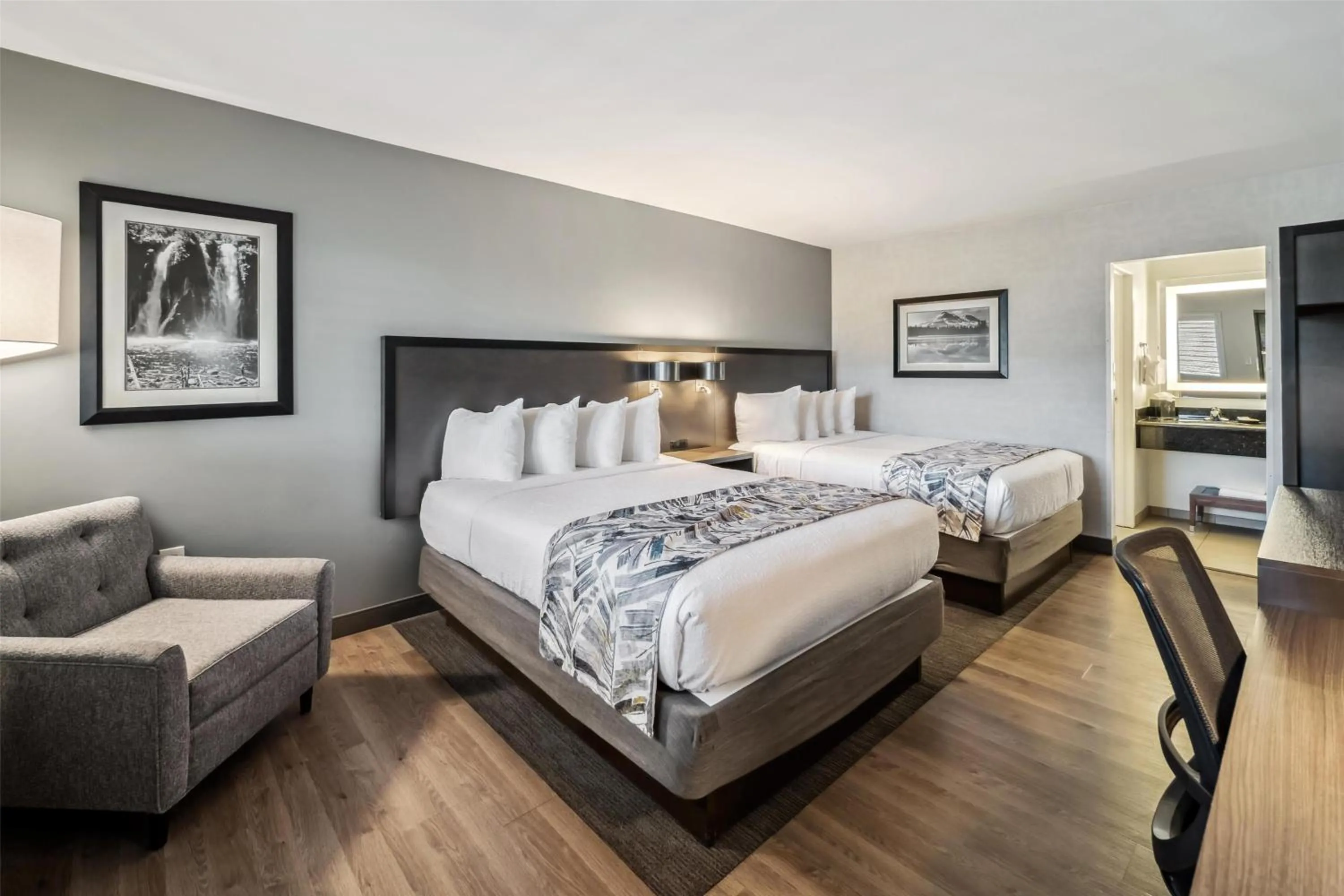 Bedroom, Bed in Best Western Plus Hilltop Inn