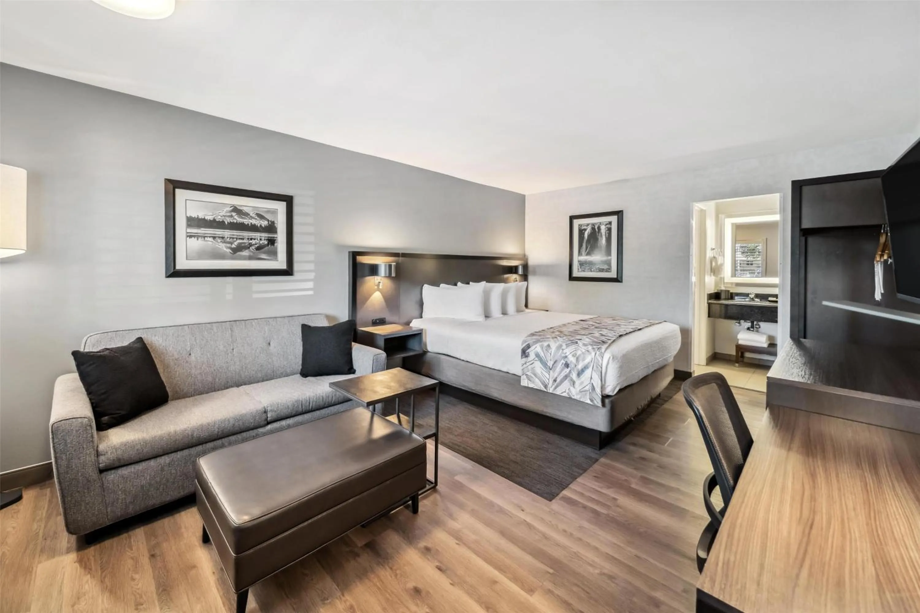 Bedroom, Bed in Best Western Plus Hilltop Inn