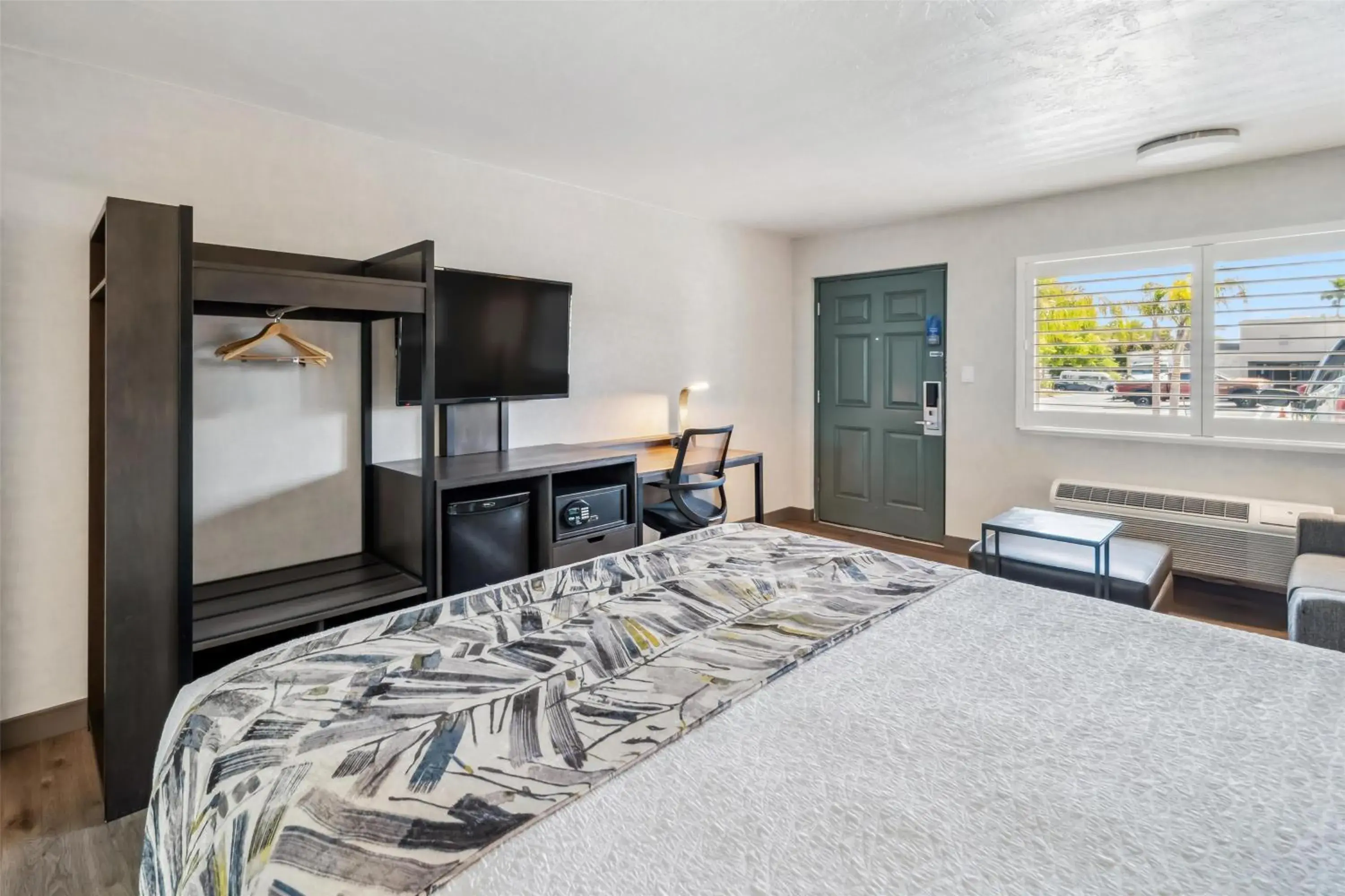 Executive King Room with Sofa Bed - Poolside/Non-Smoking in Best Western Plus Hilltop Inn Executive King Room with Sofa Bed - Poolside/Non-Smoking in Best Western Plus Hilltop Inn