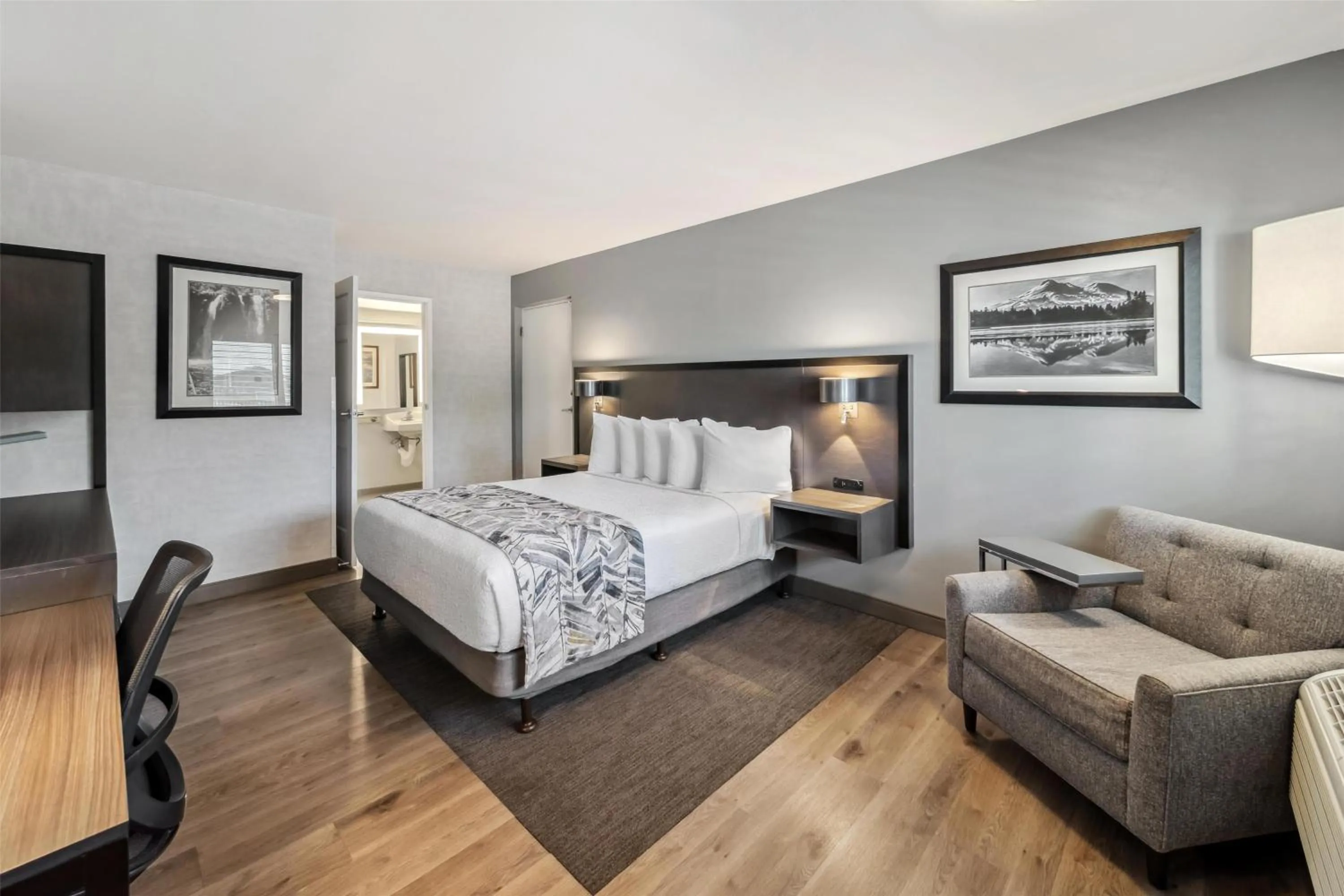 Bedroom, Bed in Best Western Plus Hilltop Inn