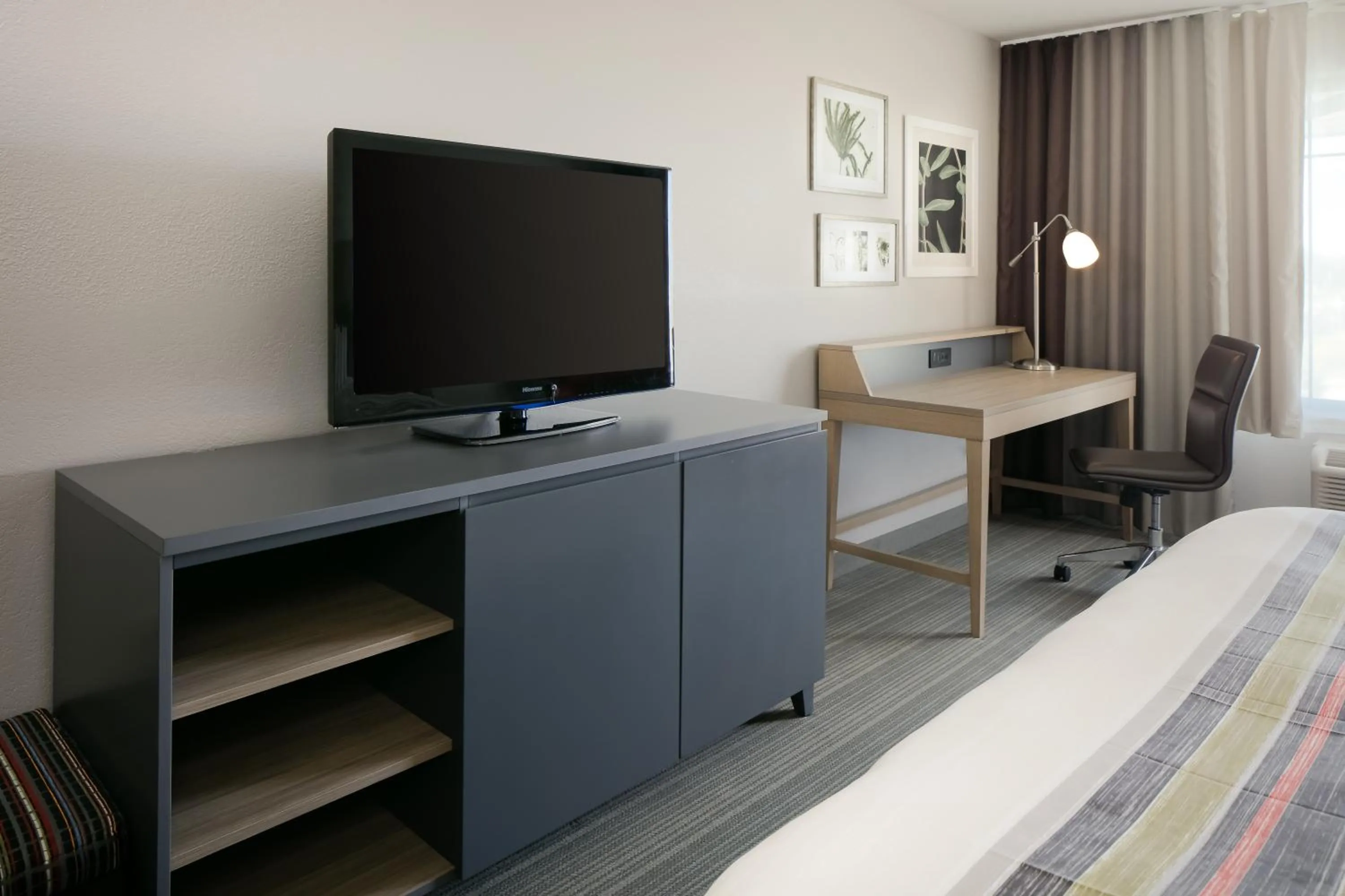 Seating area in Country Inn & Suites by Radisson, Madison West, WI