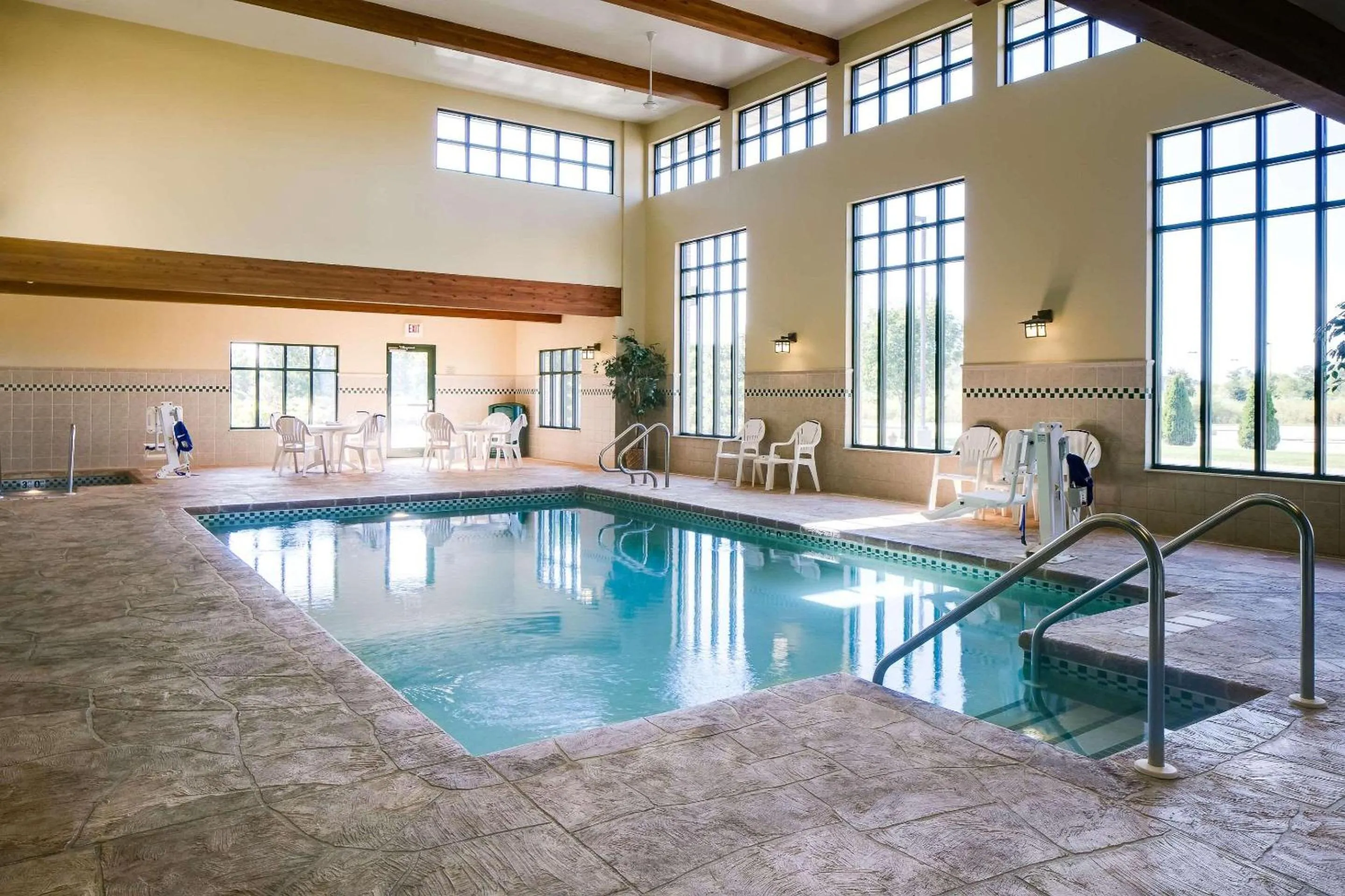 Swimming pool in Country Inn & Suites by Radisson, Madison West, WI