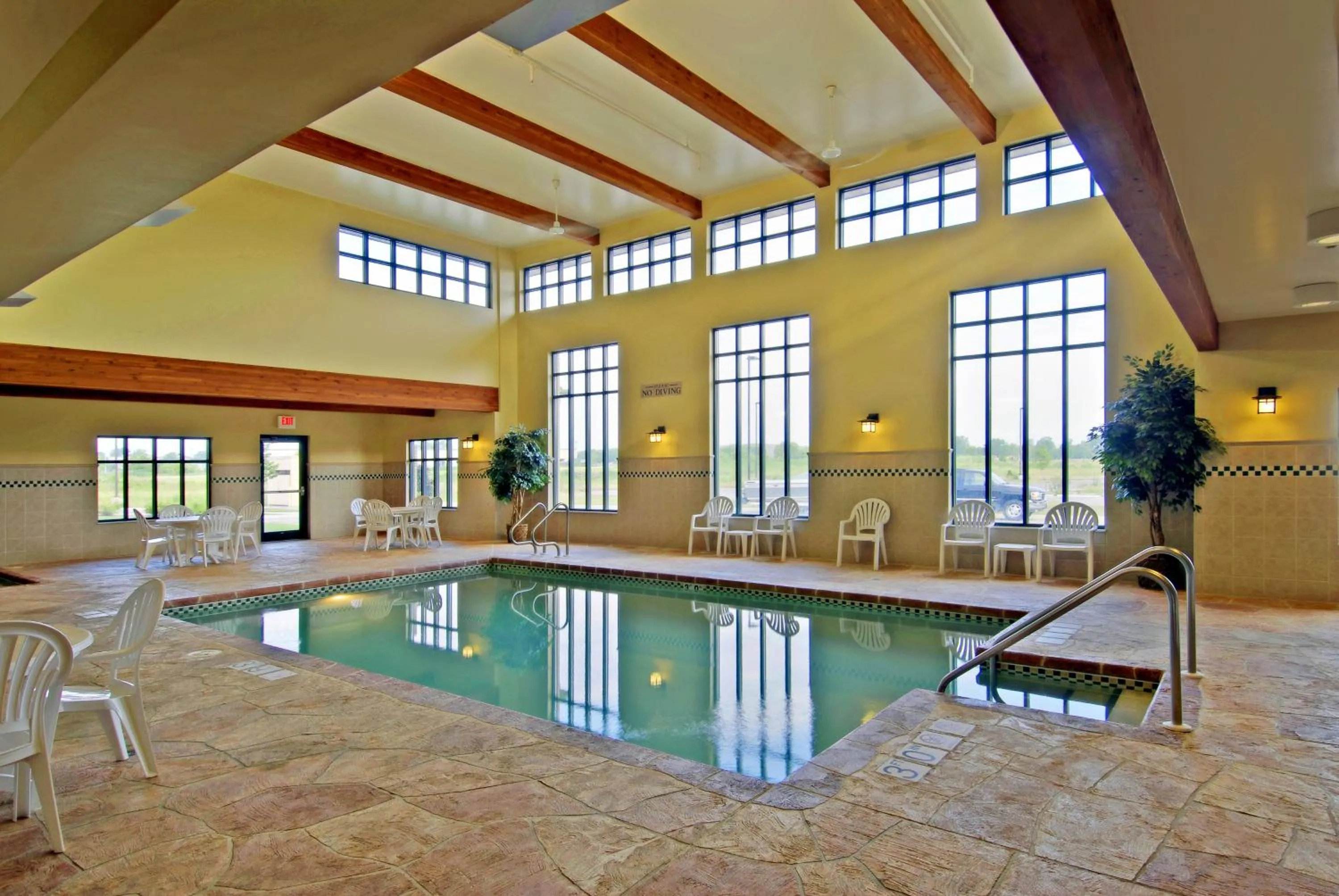 Swimming pool in Country Inn & Suites by Radisson, Madison West, WI