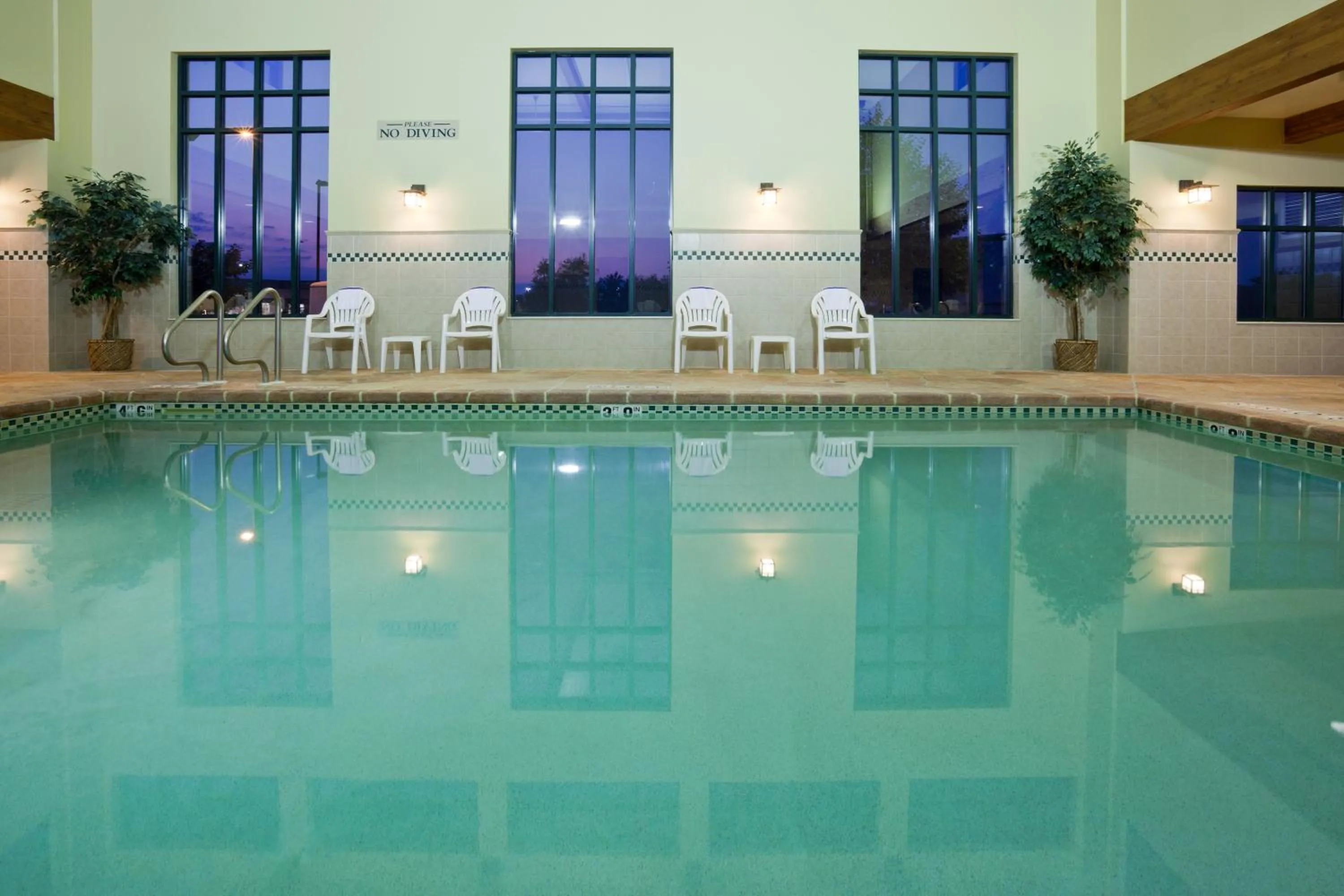 Swimming pool in Country Inn & Suites by Radisson, Madison West, WI