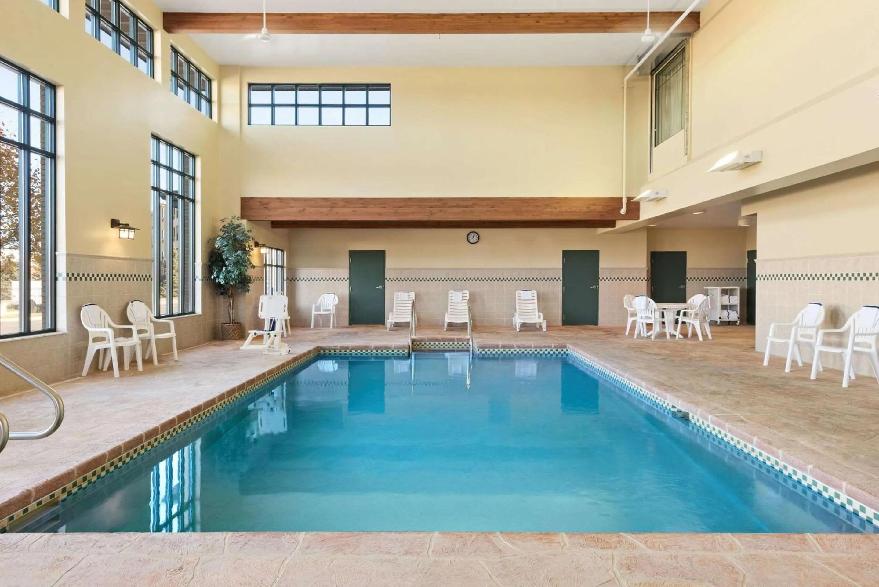 Swimming pool in Country Inn & Suites by Radisson, Madison West, WI