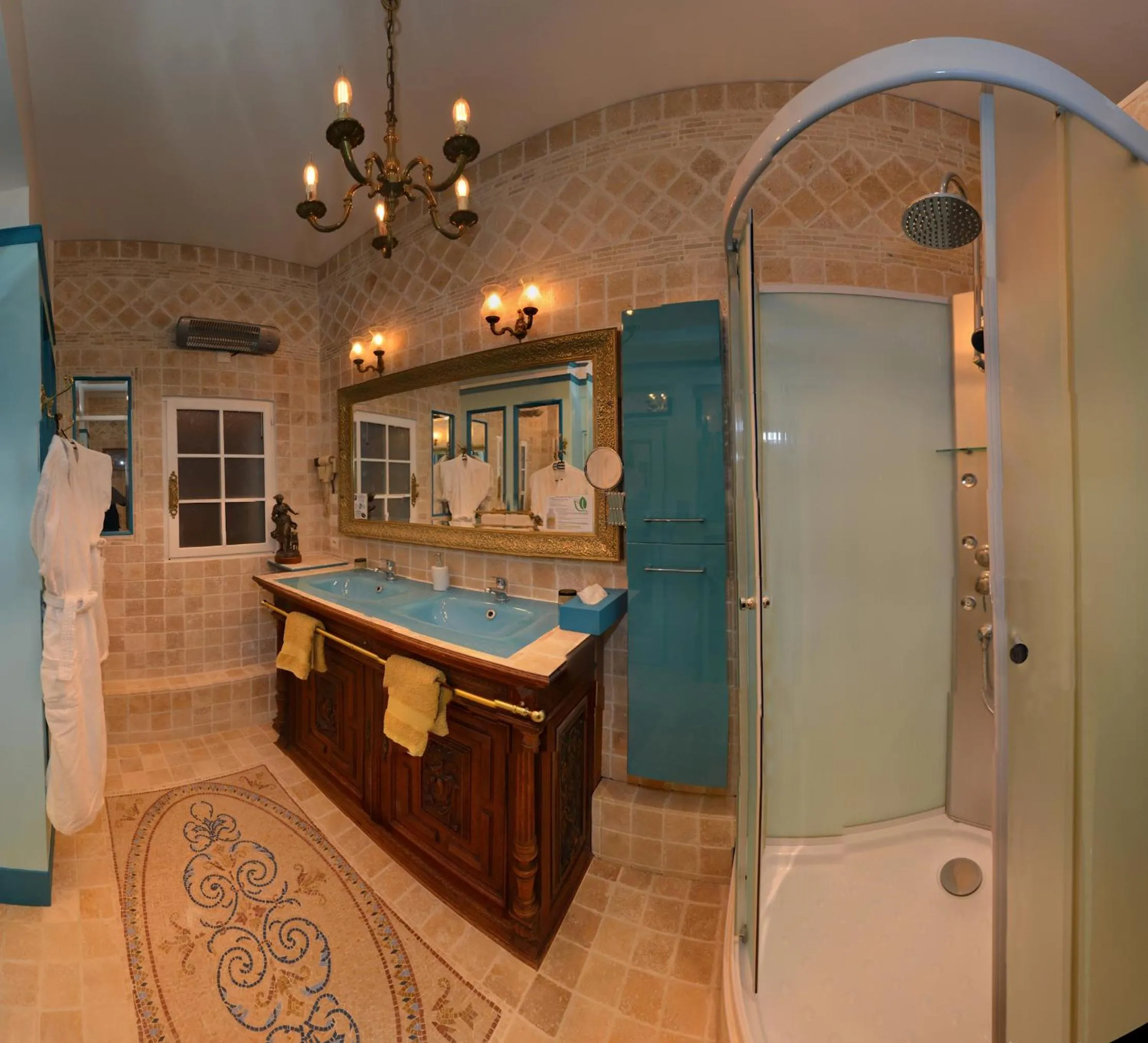 Shower in La Maison de l'Argentier du Roy