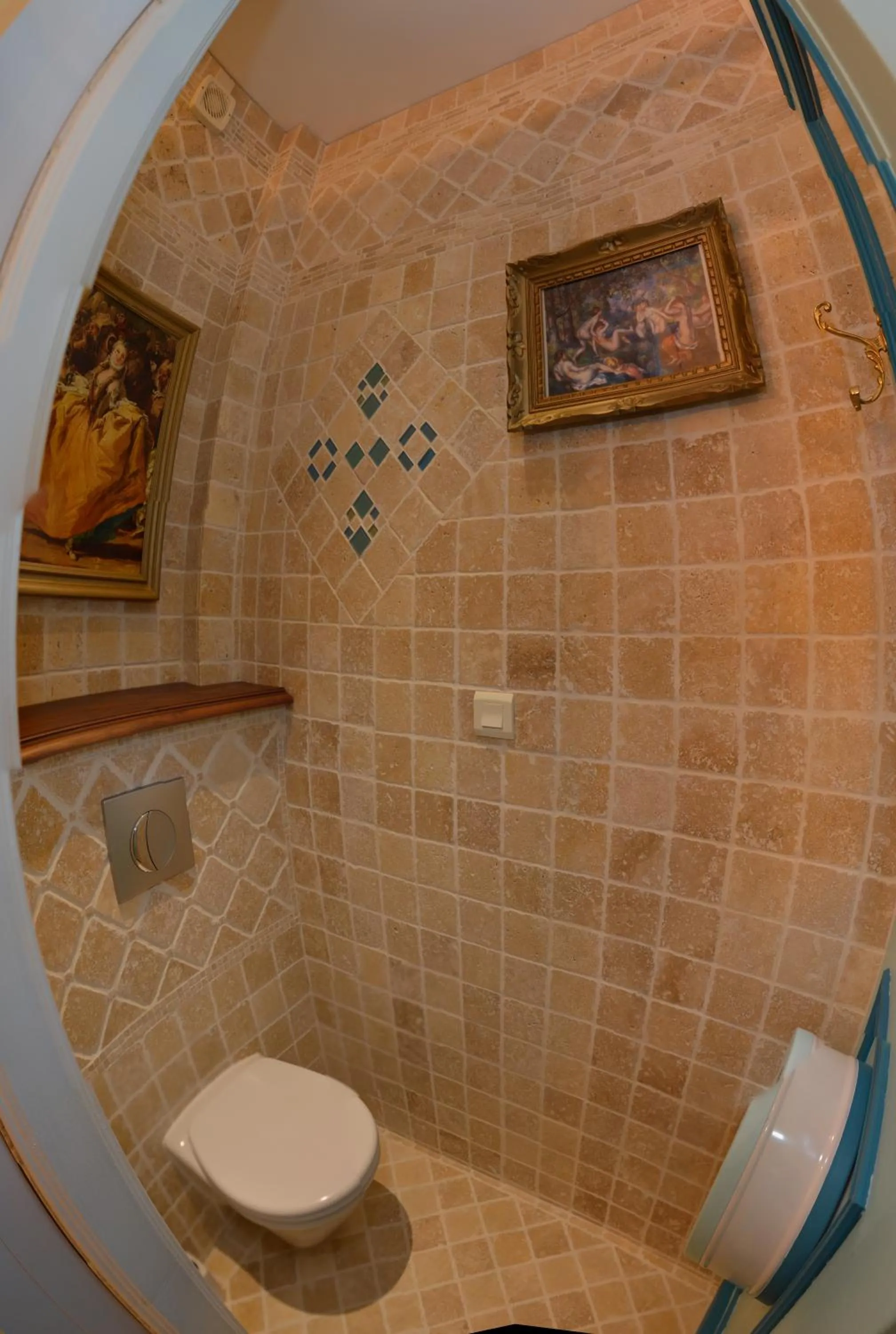 Toilet in La Maison de l'Argentier du Roy