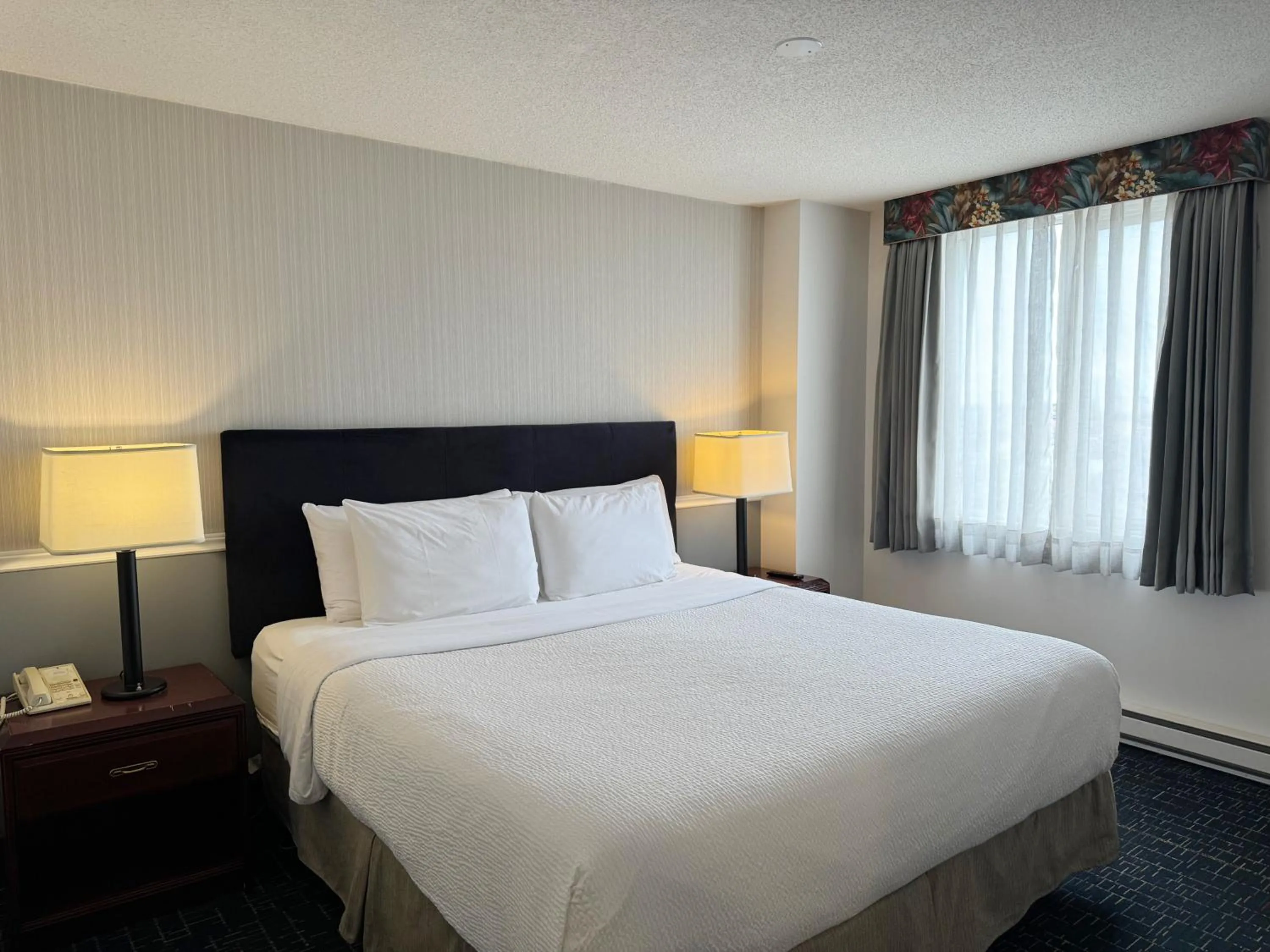 Bed in Divya Sutra Plaza and Conference Centre Calgary Airport
