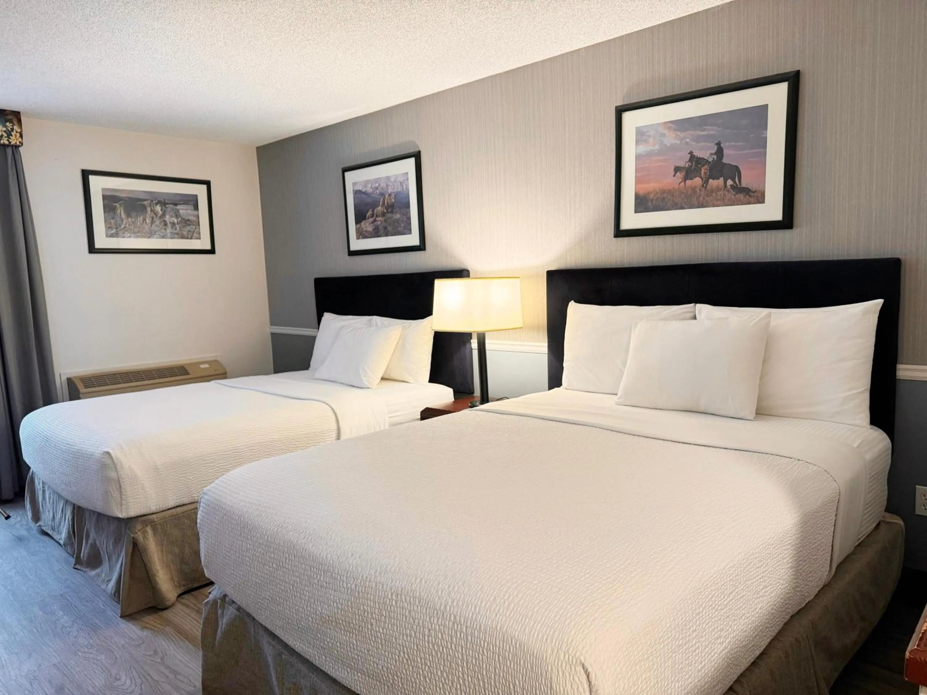 Bed in Divya Sutra Plaza and Conference Centre Calgary Airport