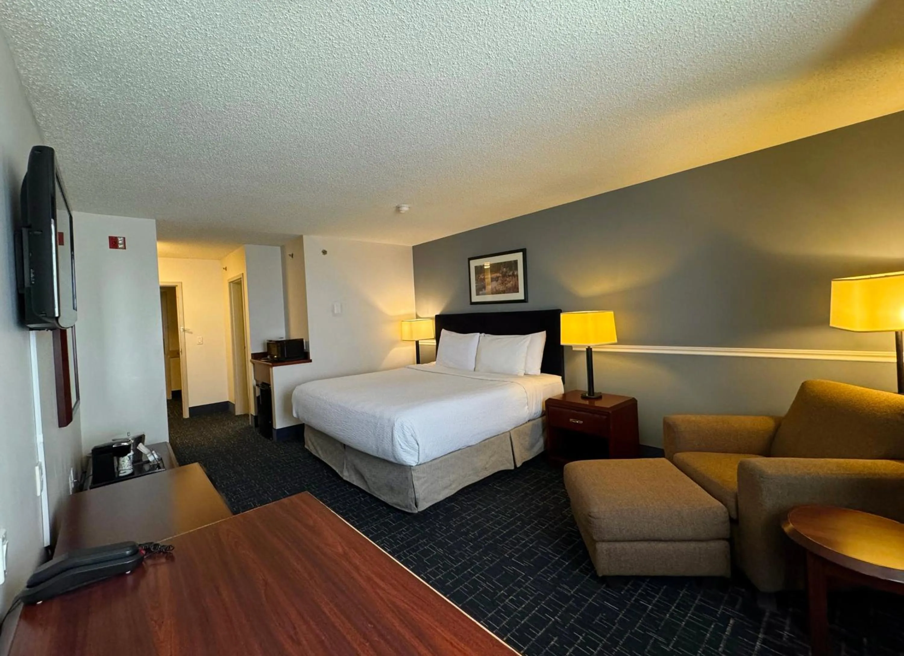 Bed in Divya Sutra Plaza and Conference Centre Calgary Airport