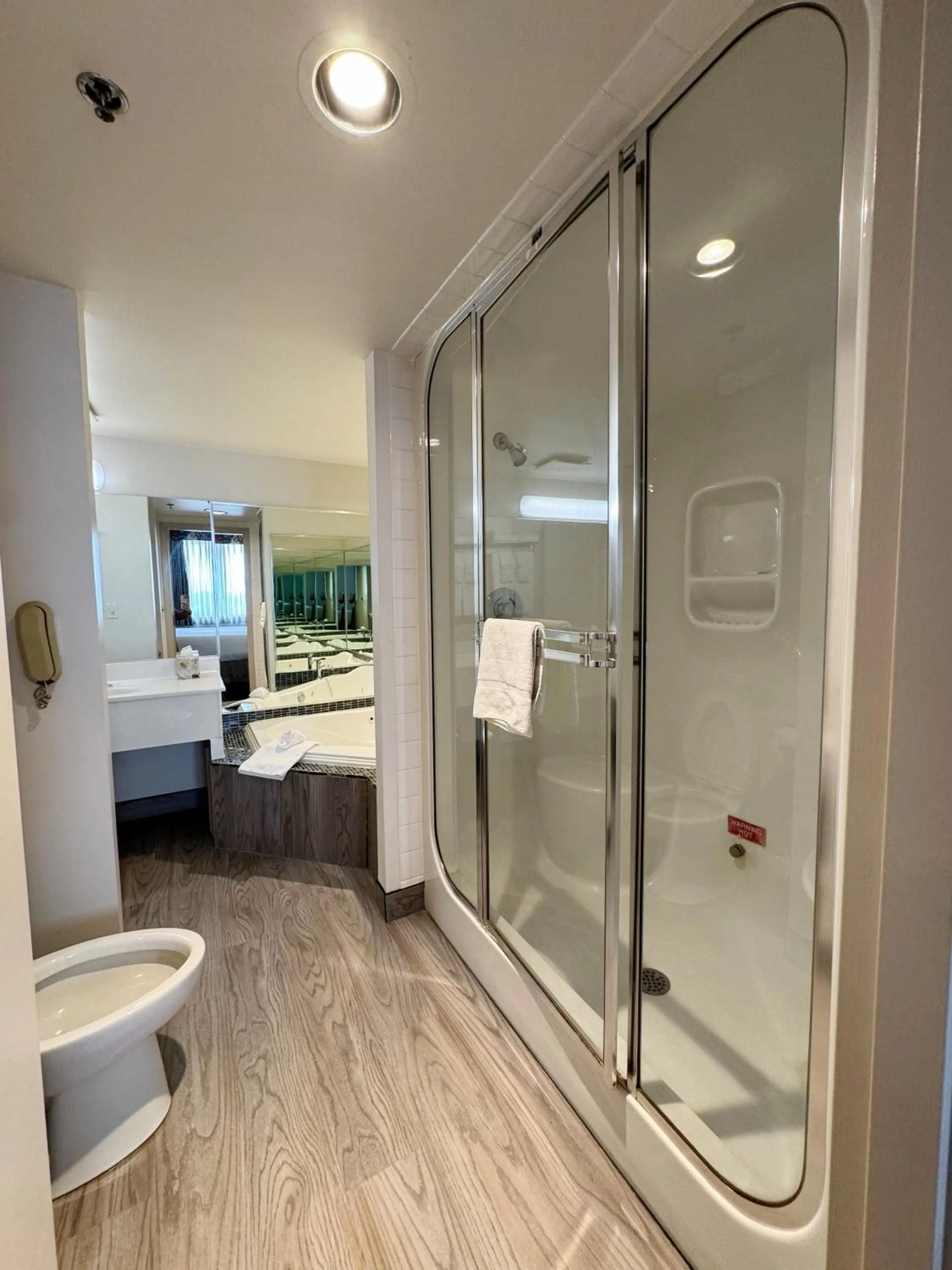 Shower in Divya Sutra Plaza and Conference Centre Calgary Airport