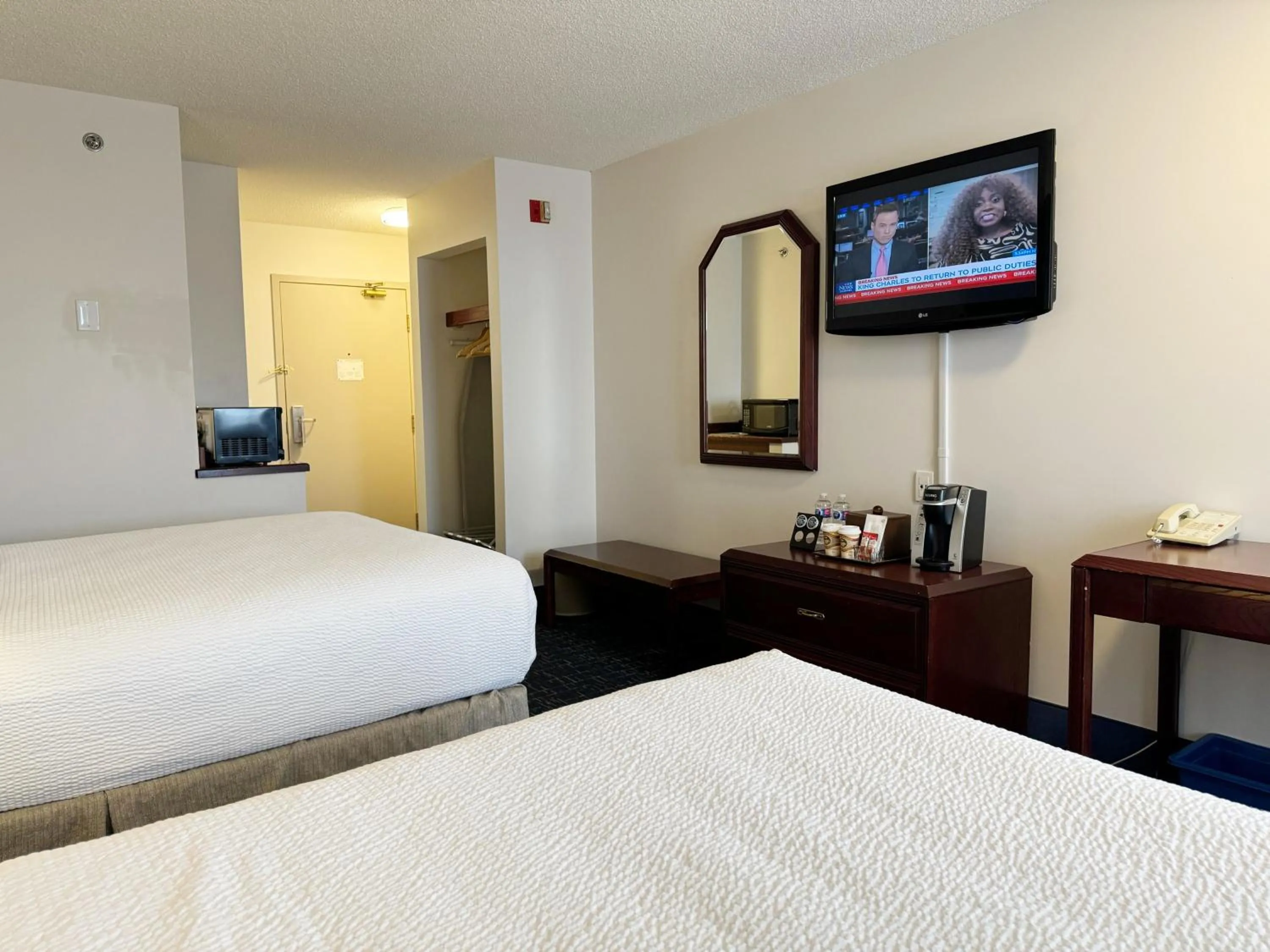 Bedroom, Bed in Divya Sutra Plaza and Conference Centre Calgary Airport