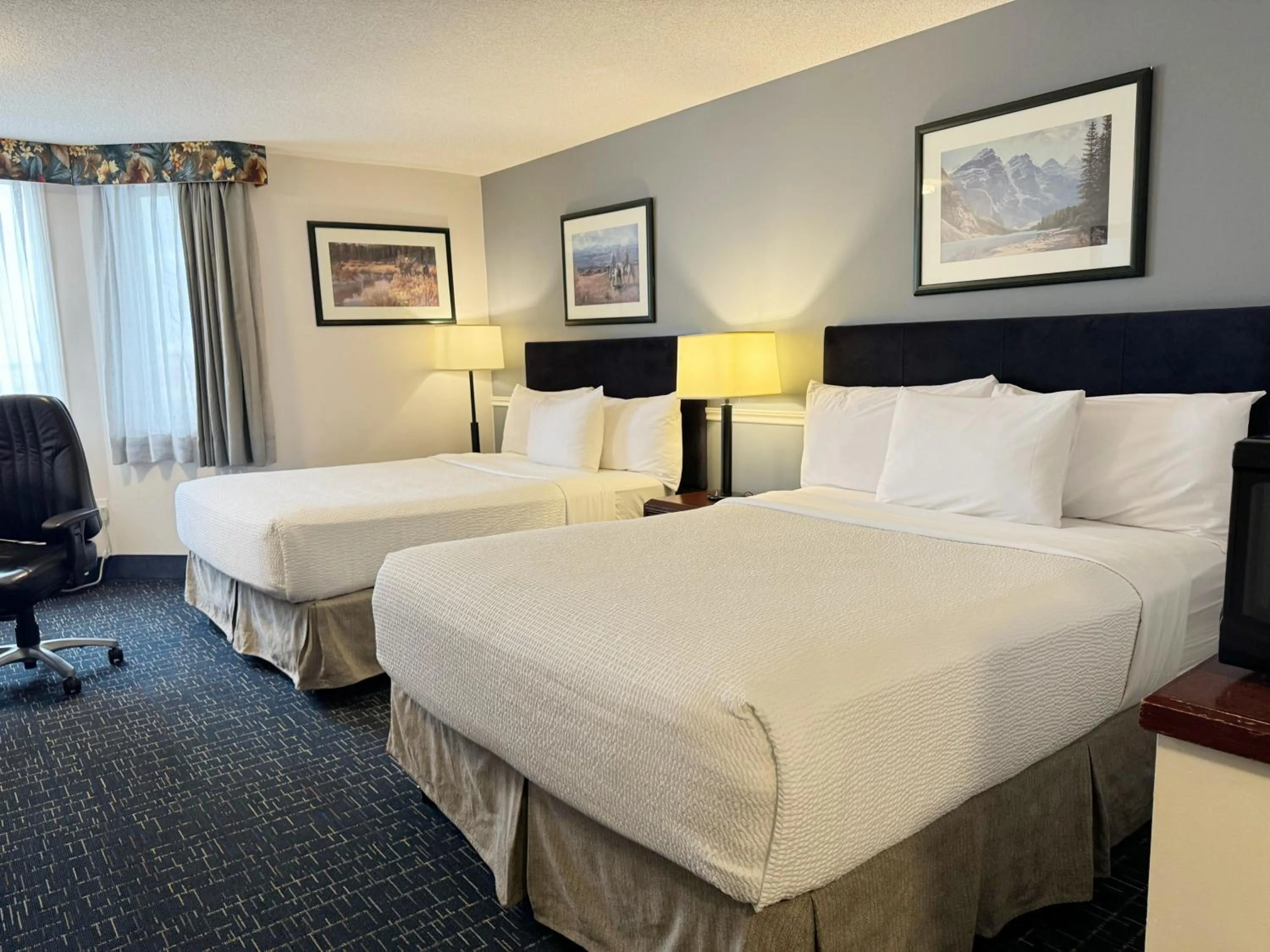Bed in Divya Sutra Plaza and Conference Centre Calgary Airport