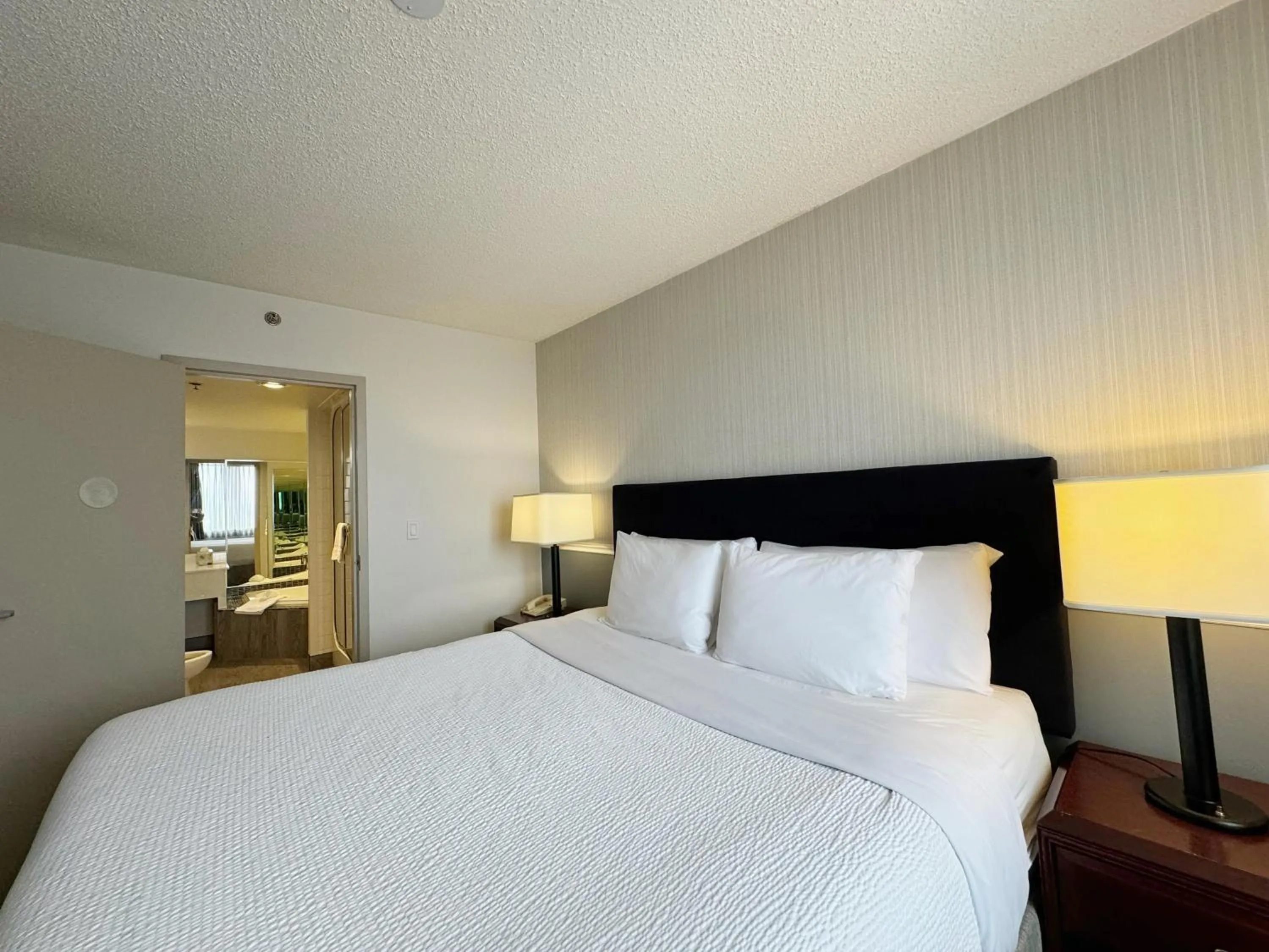 Bed in Divya Sutra Plaza and Conference Centre Calgary Airport