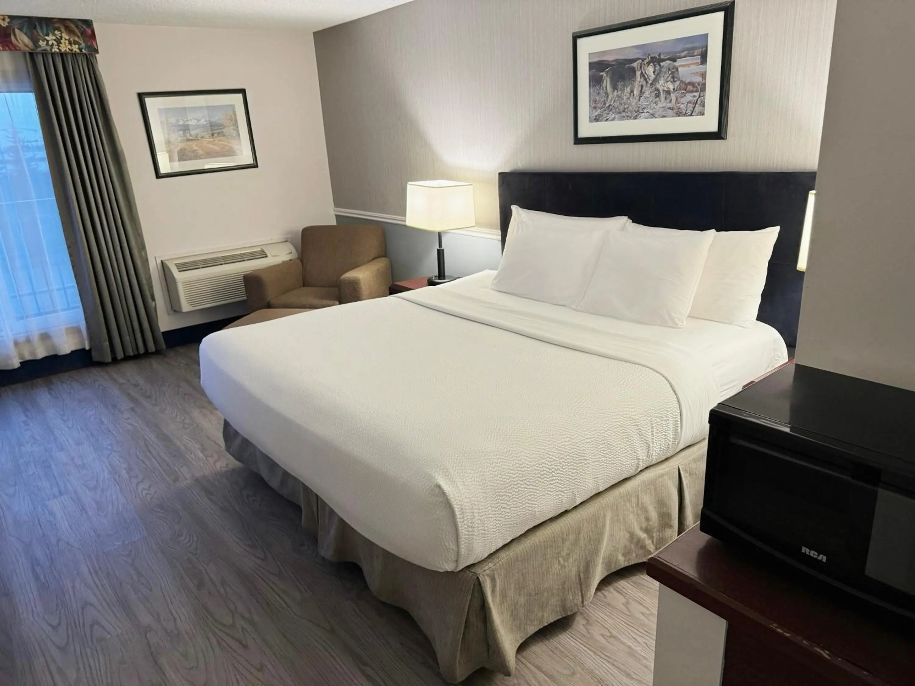 Bed in Divya Sutra Plaza and Conference Centre Calgary Airport