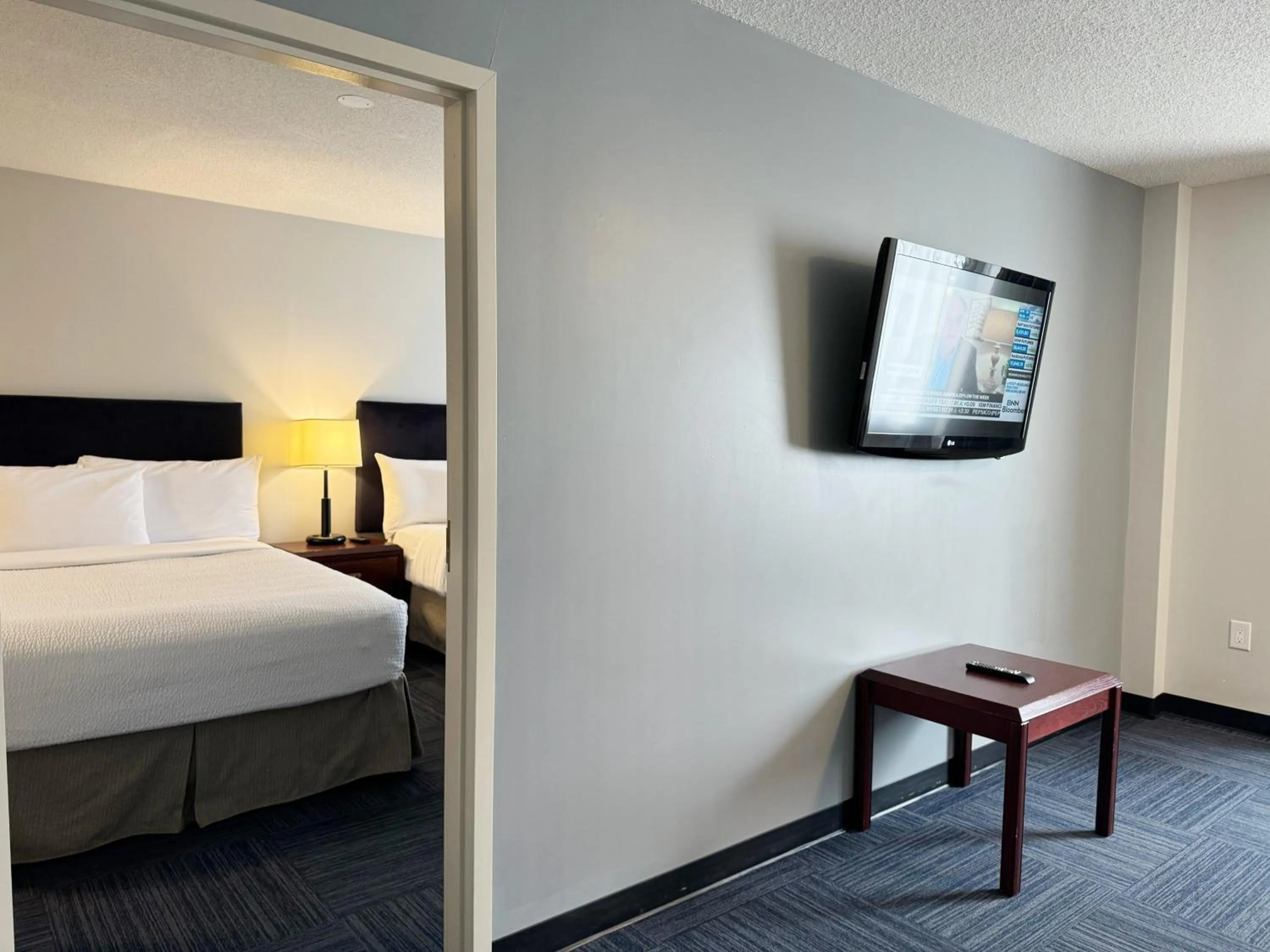 Bed in Divya Sutra Plaza and Conference Centre Calgary Airport
