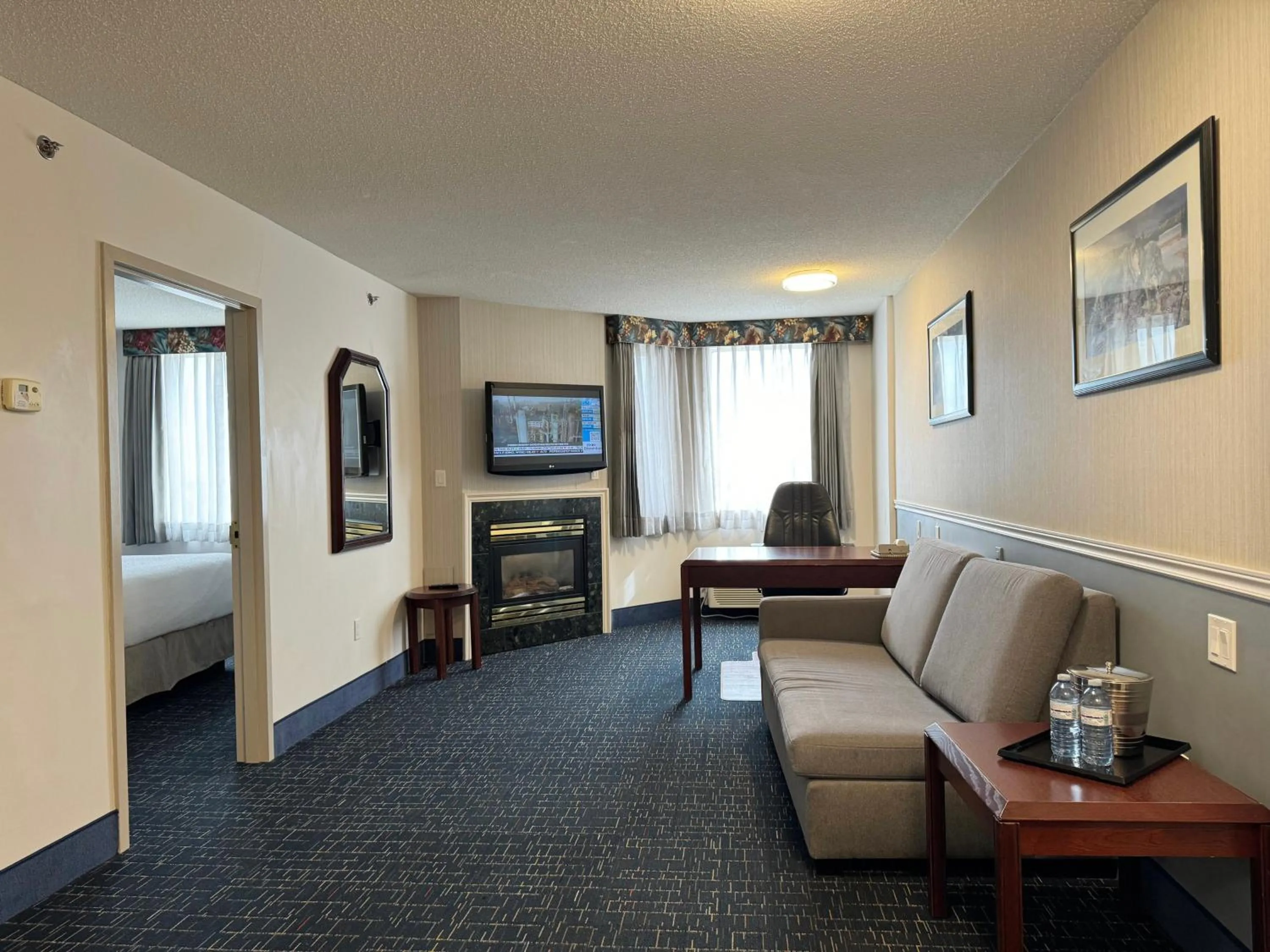 Bed in Divya Sutra Plaza and Conference Centre Calgary Airport