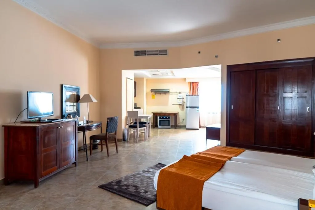 Kitchen or kitchenette, Bed in Swiss Inn Plaza Hotel