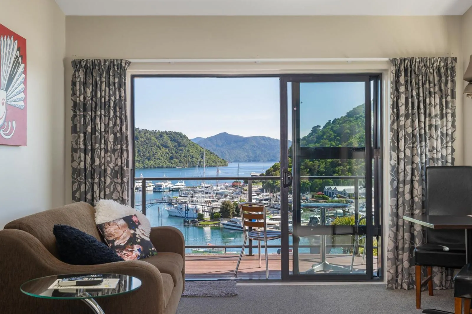 Seating area in Harbour View Motel