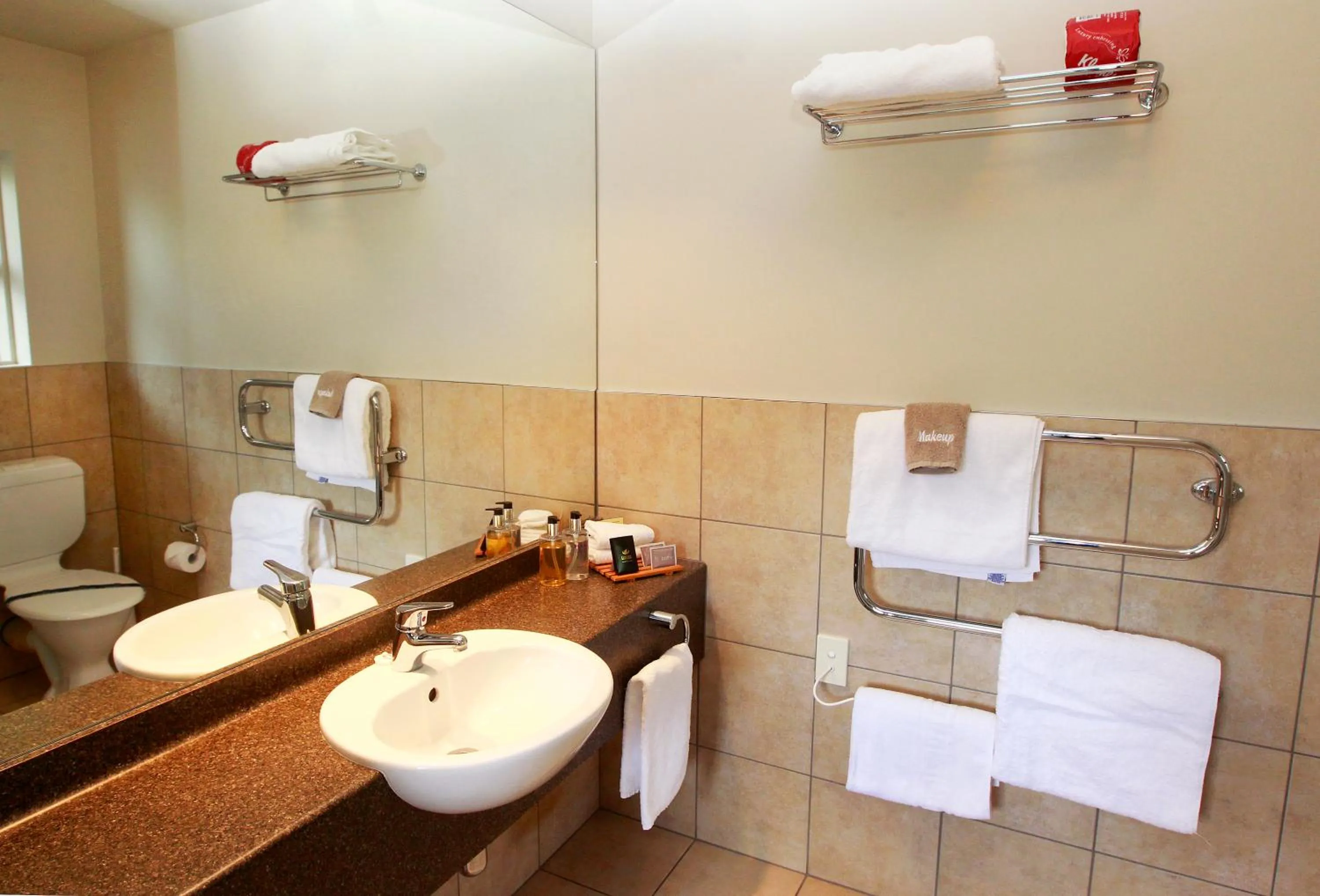 Bathroom in Harbour View Motel