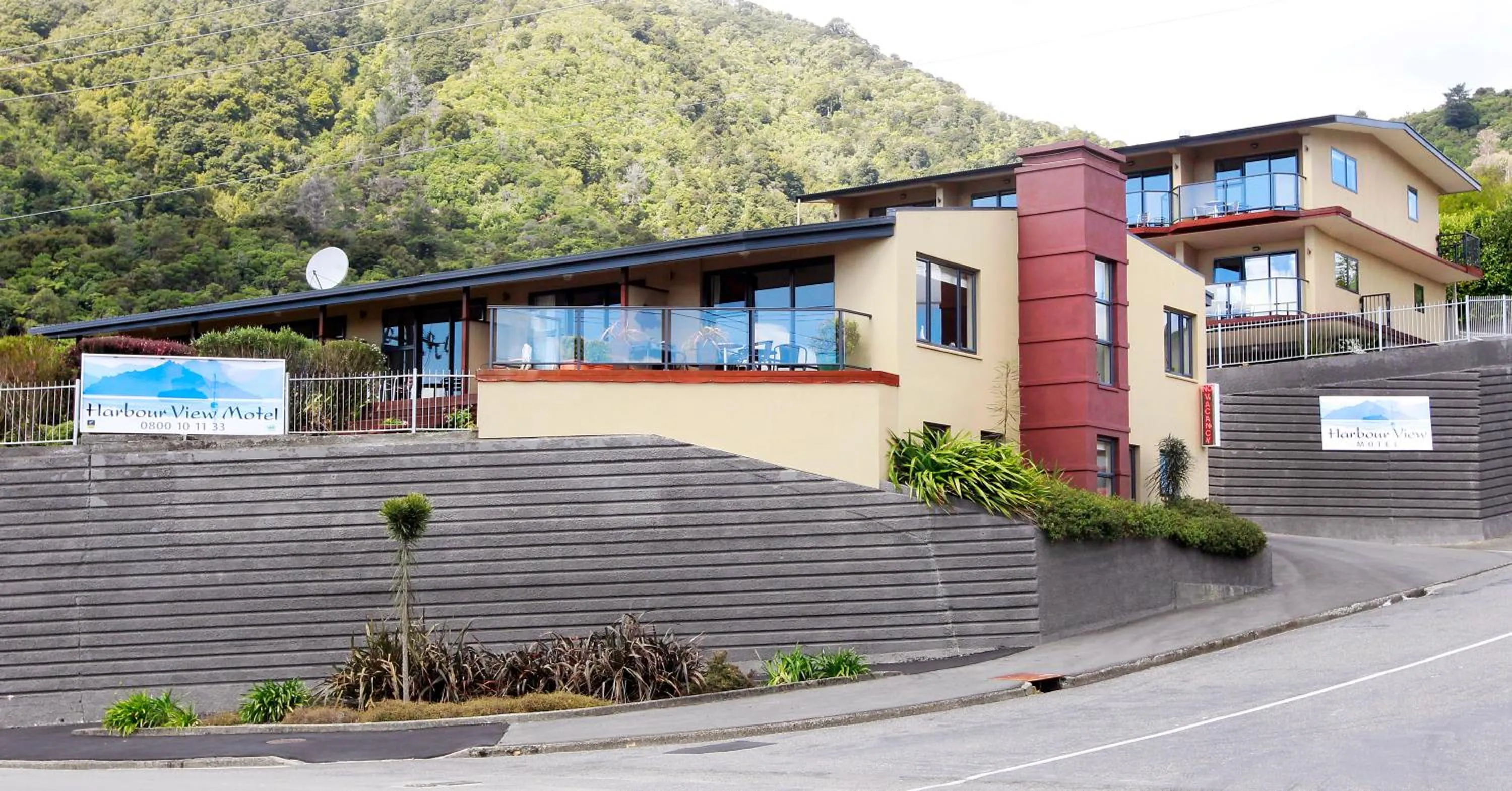 Facade/entrance in Harbour View Motel