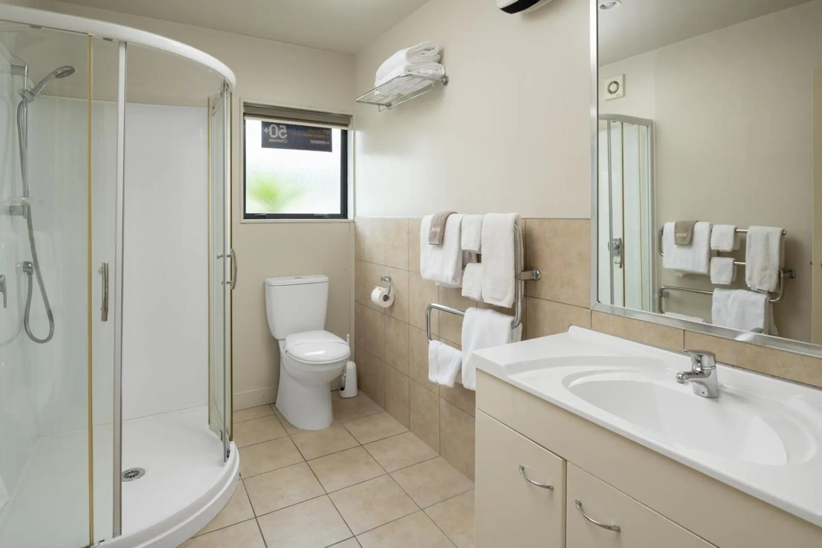 Bathroom in Harbour View Motel