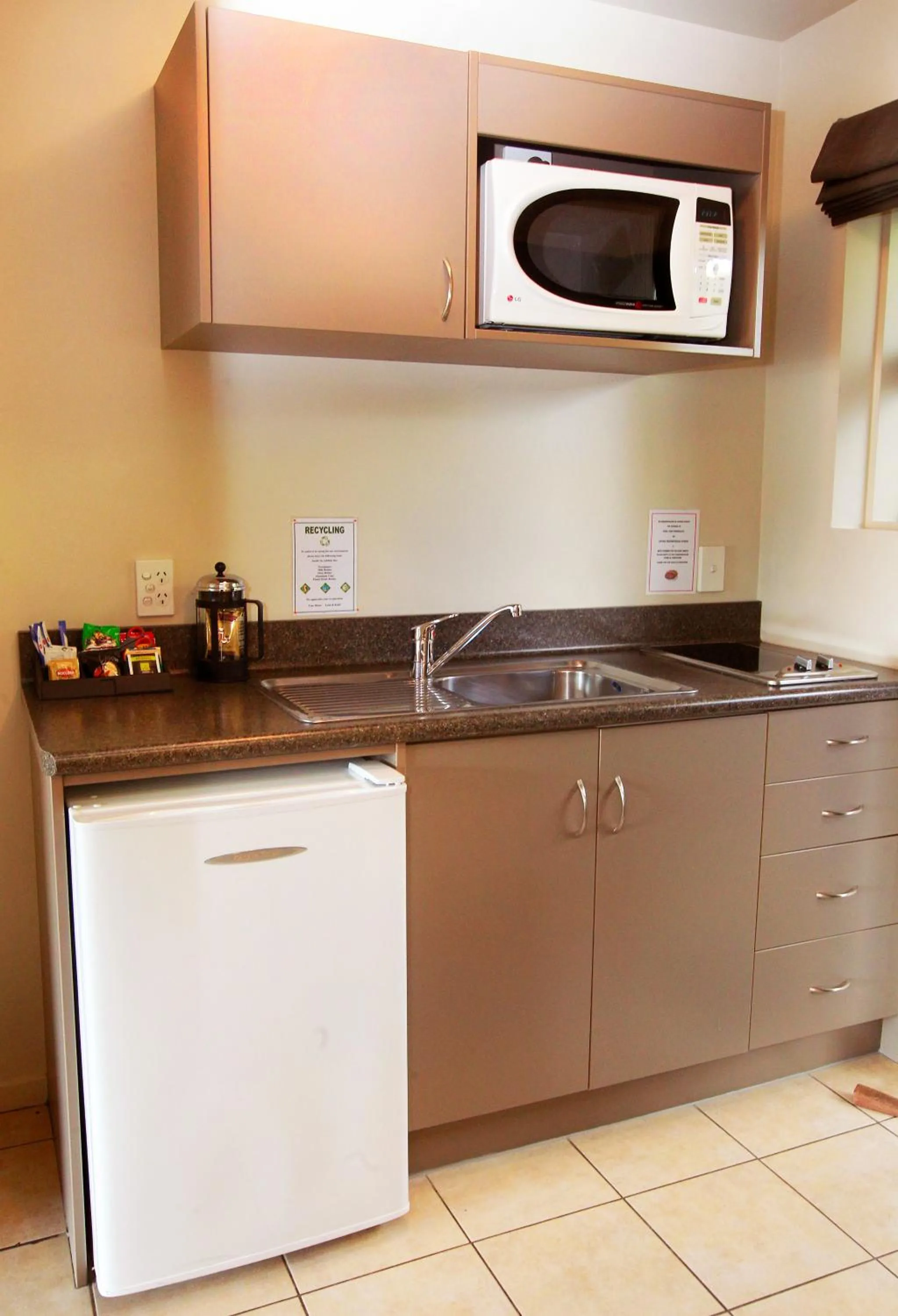 Kitchen or kitchenette in Harbour View Motel