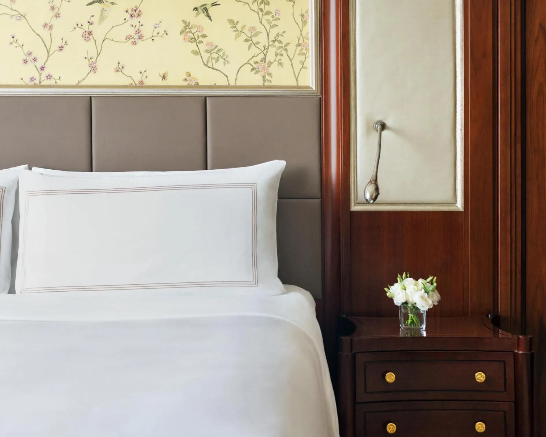 Bed in Shangri-La Ningbo