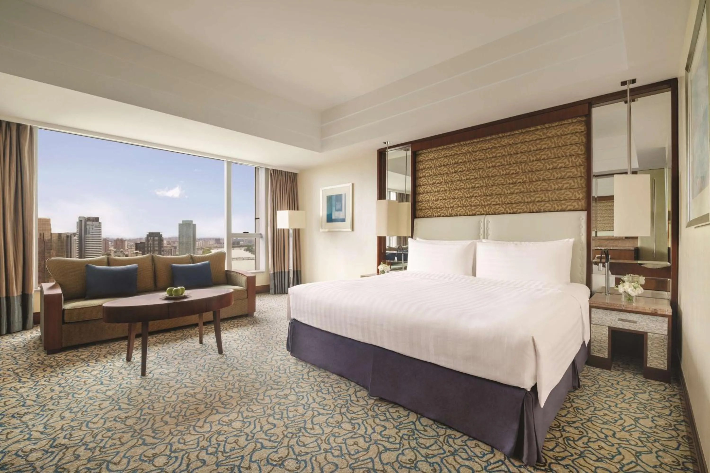 Photo of the whole room, Bed in Shangri-La Ningbo