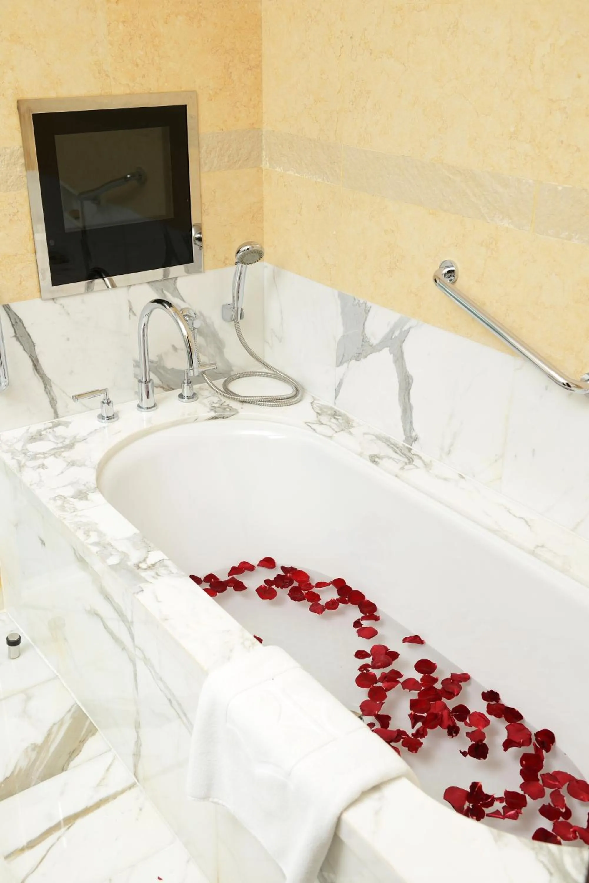 Hot Tub, Bed in Shangri-La Ningbo