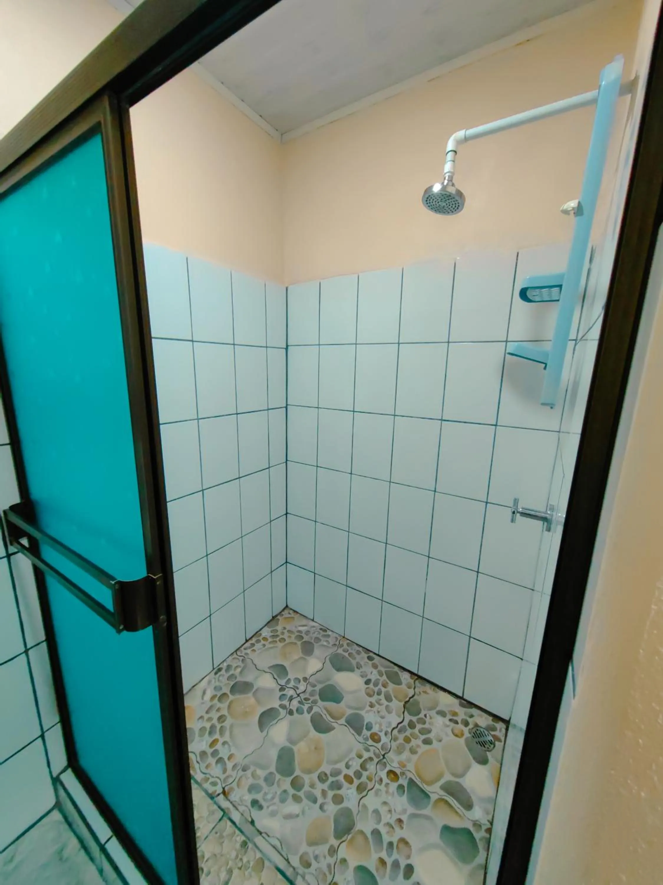 Shower in Hotel Casa Gitana Corcovado Tour operador