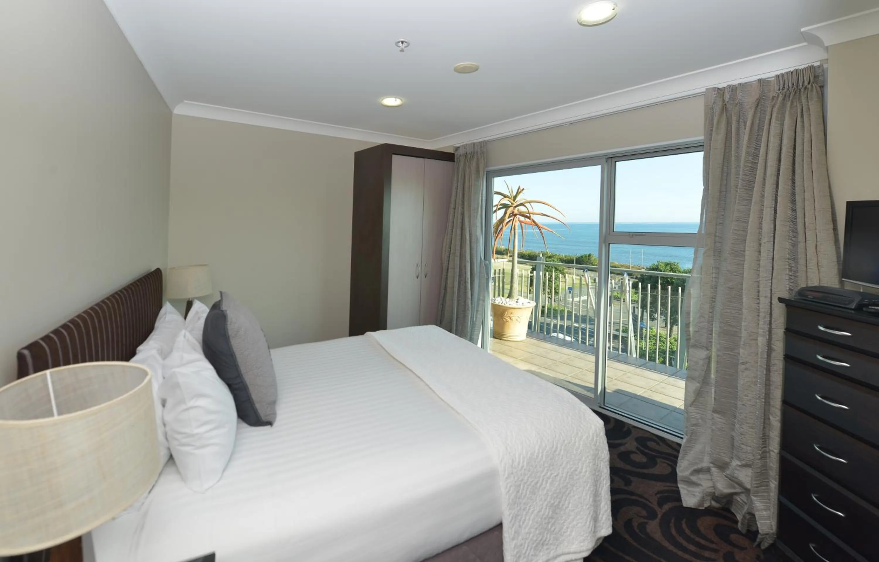 Balcony/Terrace, Bed in Millennium Hotel New Plymouth, Waterfront