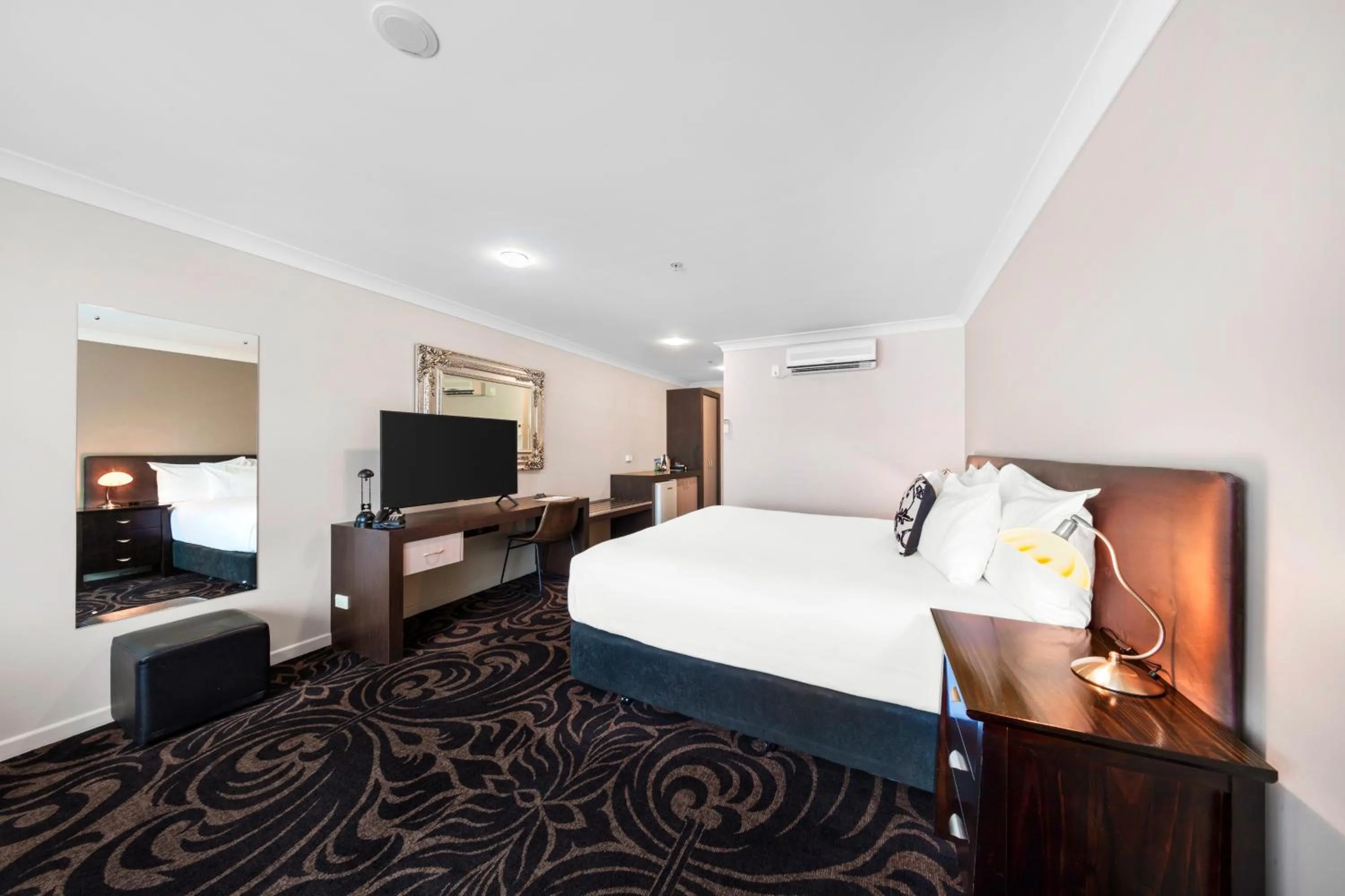 TV and multimedia, Bed in Millennium Hotel New Plymouth, Waterfront