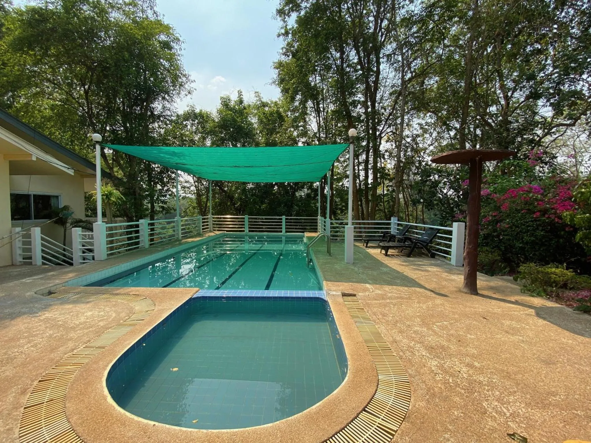 Swimming pool in Saiyok River House