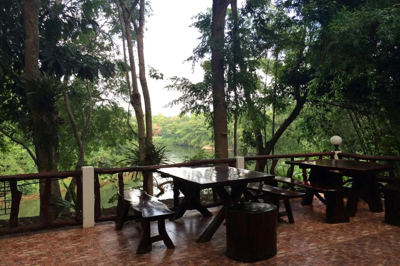 Restaurant/places to eat in Saiyok River House