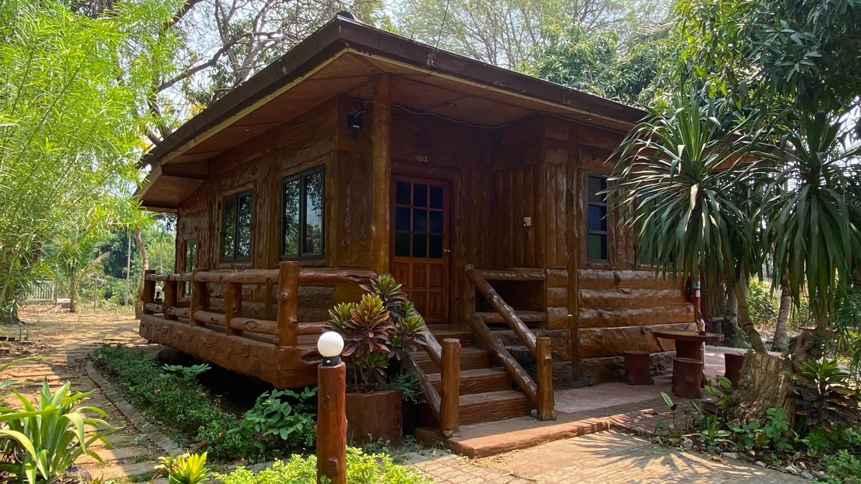 Facade/entrance in Saiyok River House