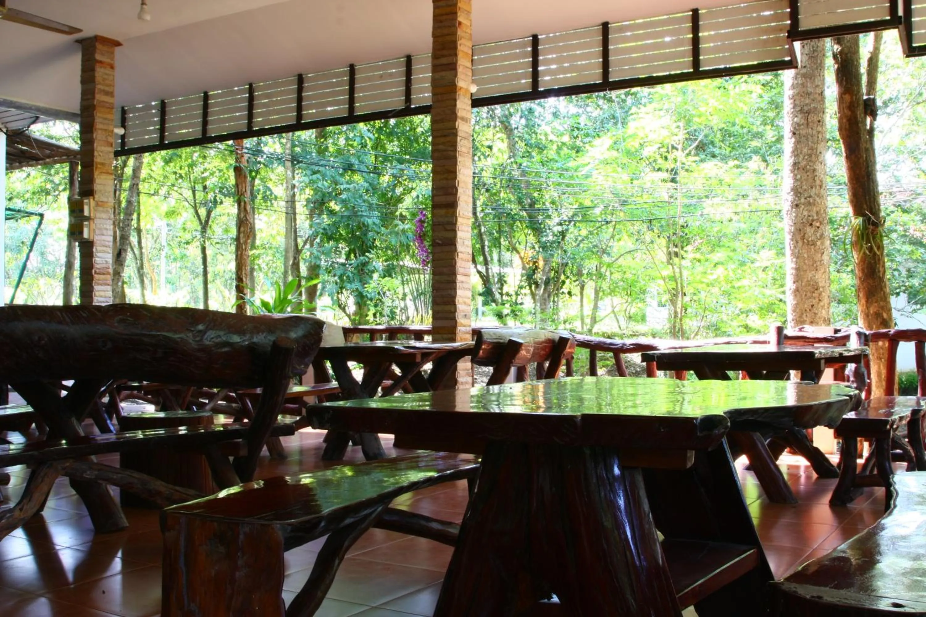 Restaurant/places to eat in Saiyok River House