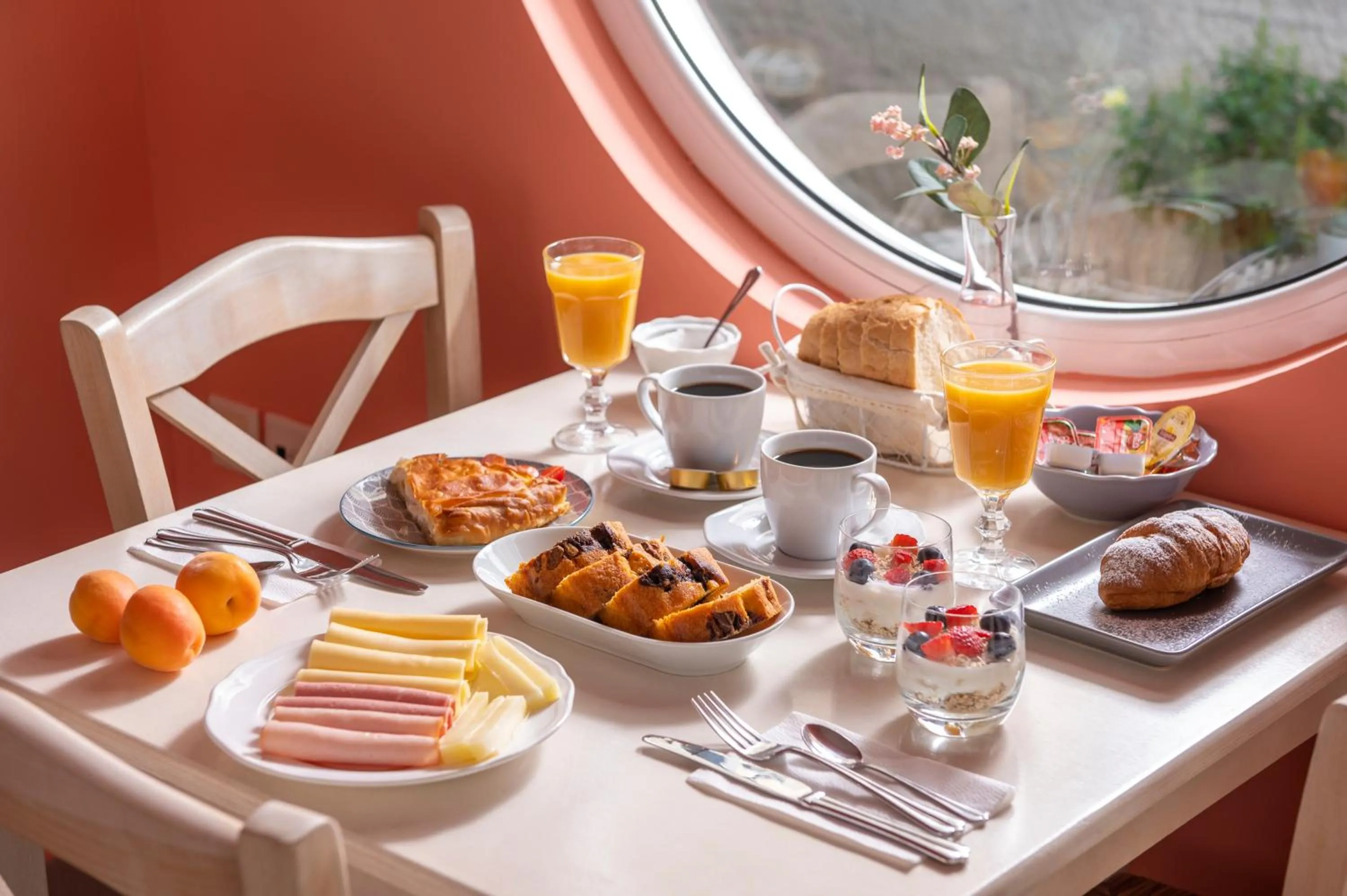 Restaurant/places to eat in Ouzas luxury Hotel