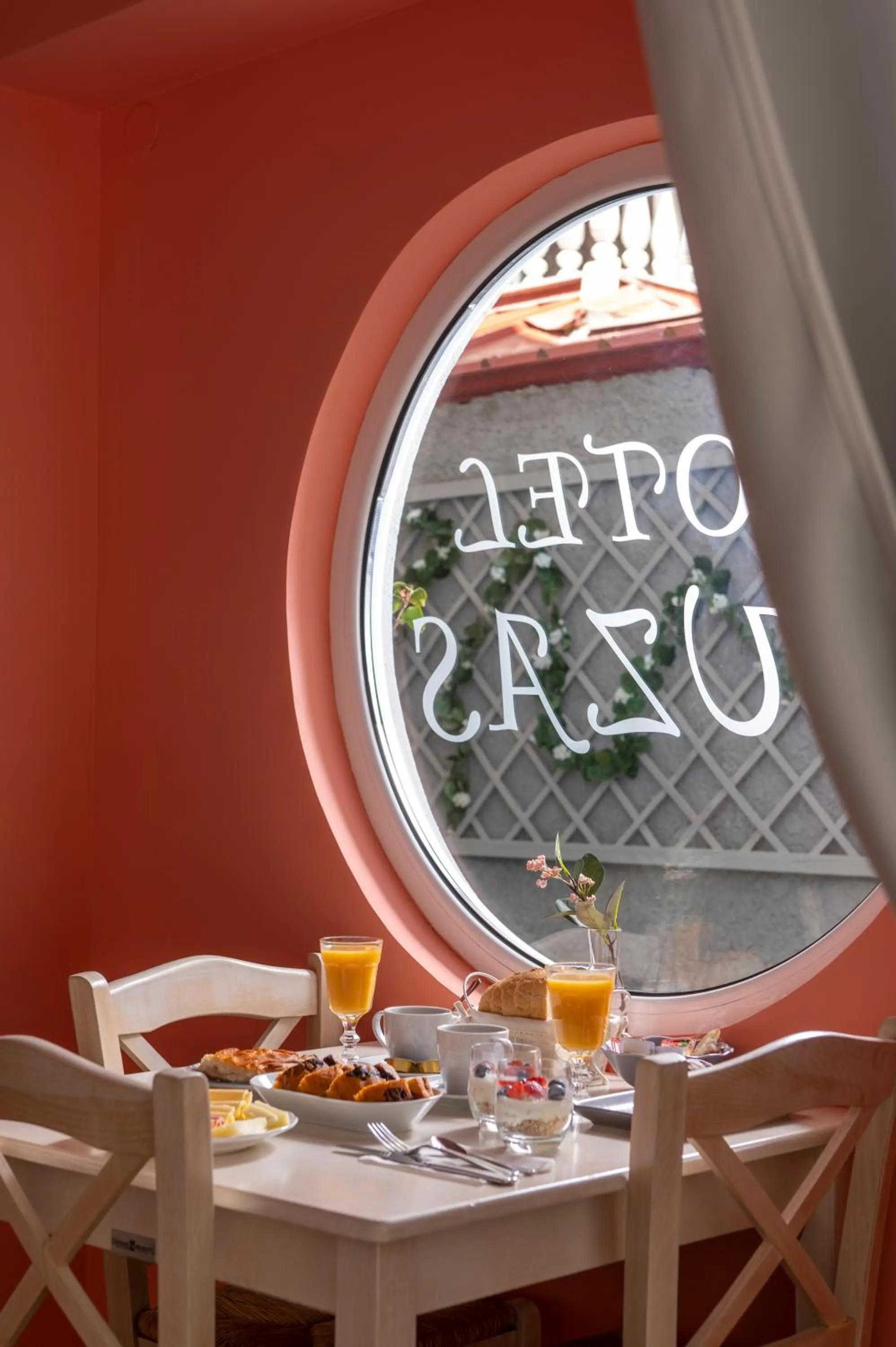 Restaurant/places to eat in Ouzas luxury Hotel