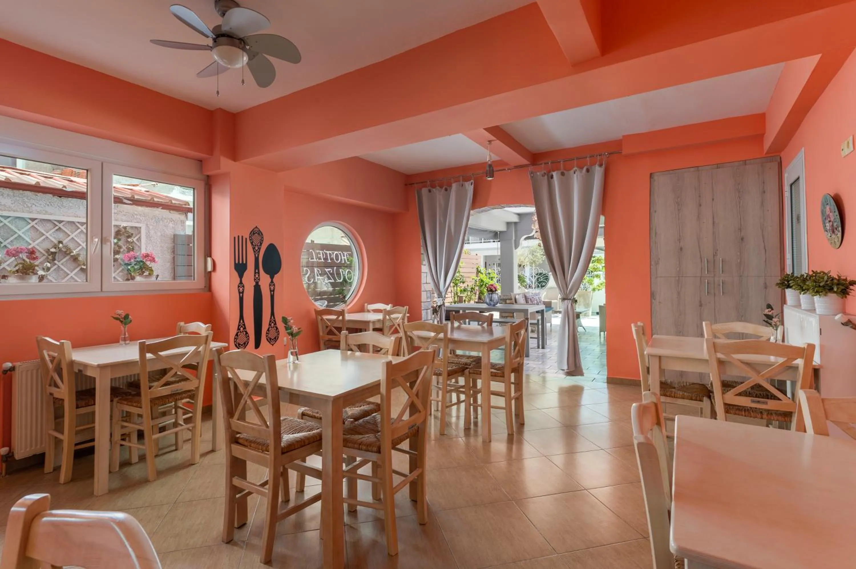 Restaurant/places to eat in Ouzas luxury Hotel