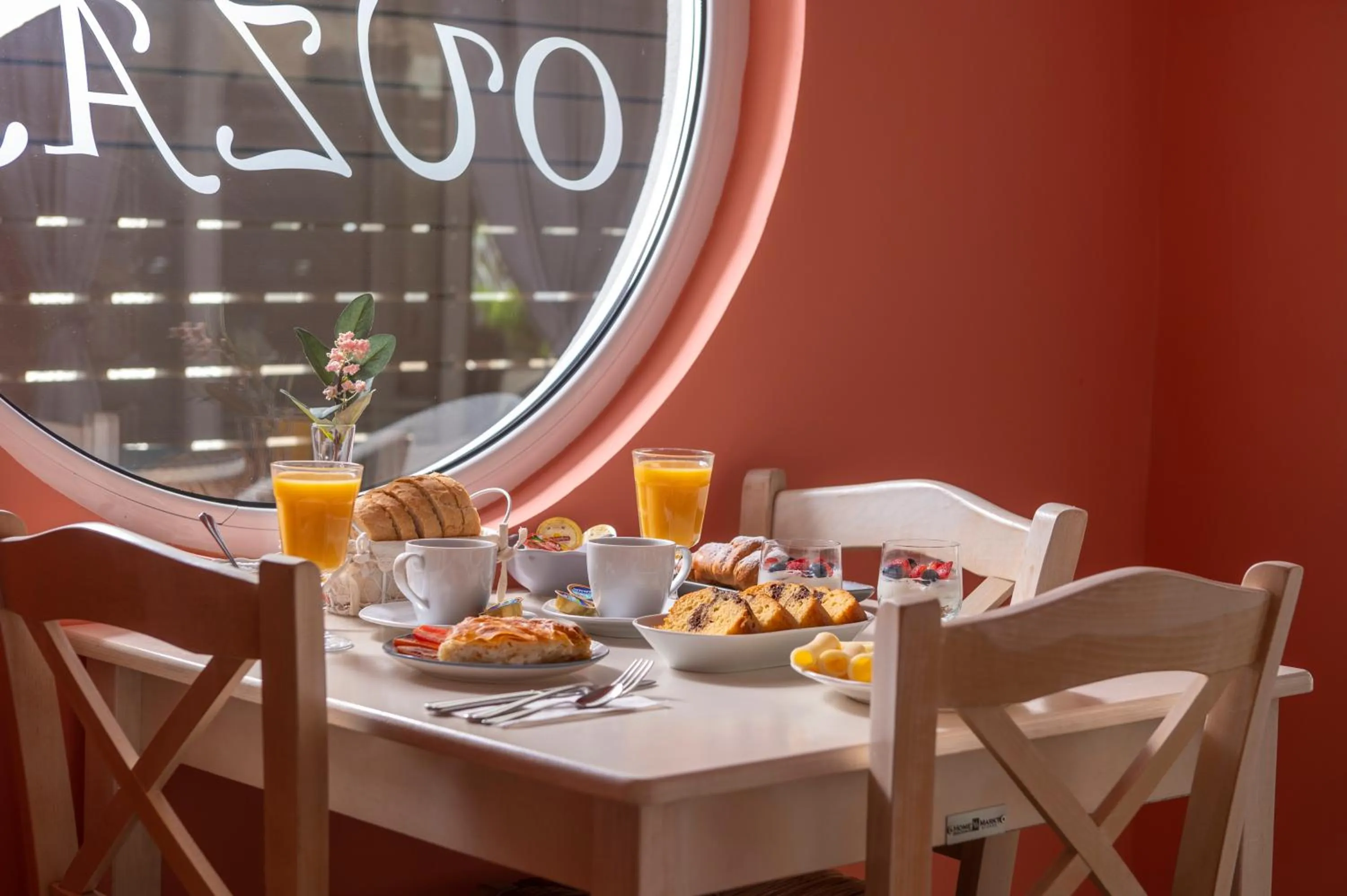 Restaurant/places to eat in Ouzas luxury Hotel