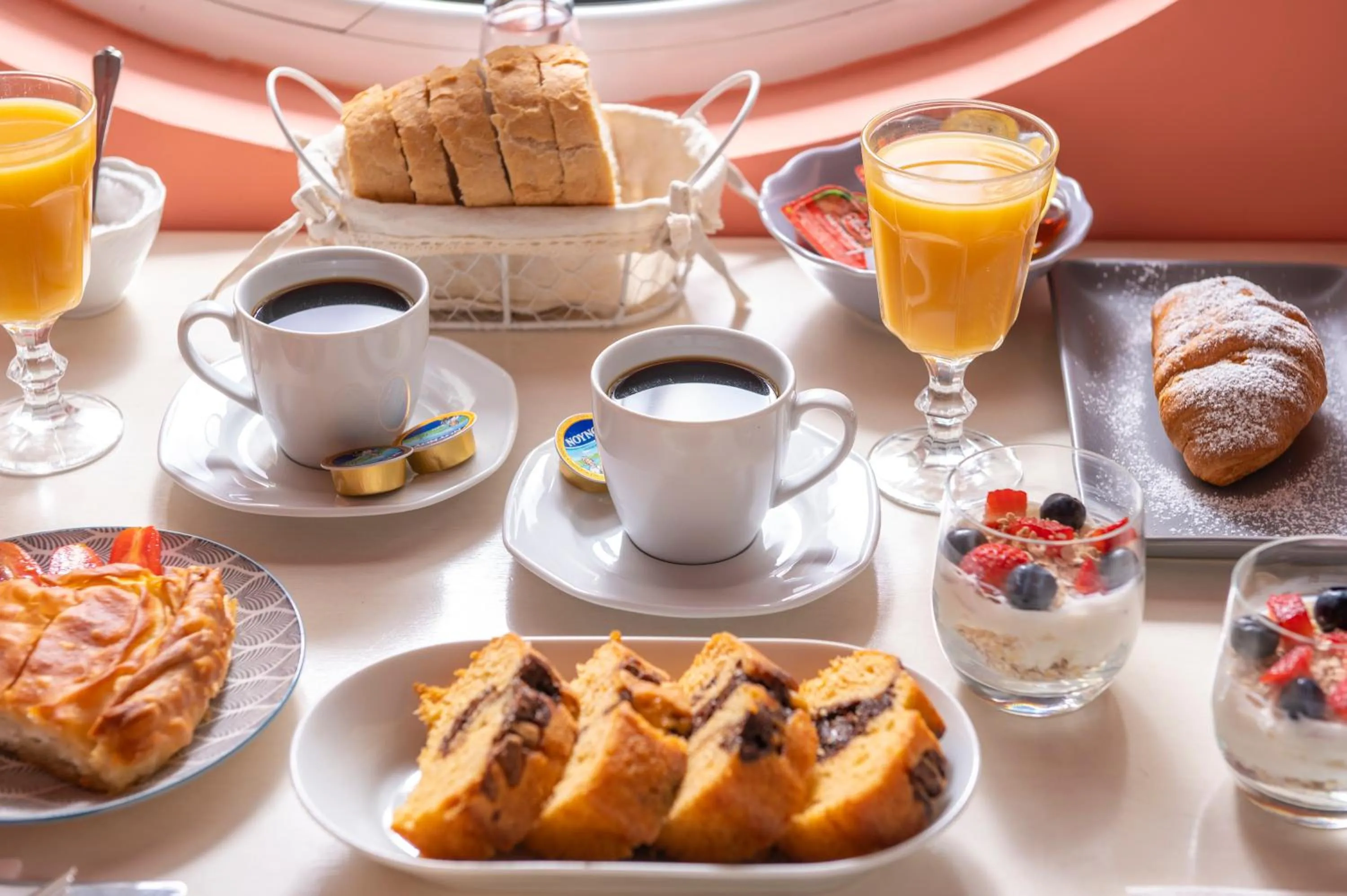 Restaurant/places to eat in Ouzas luxury Hotel