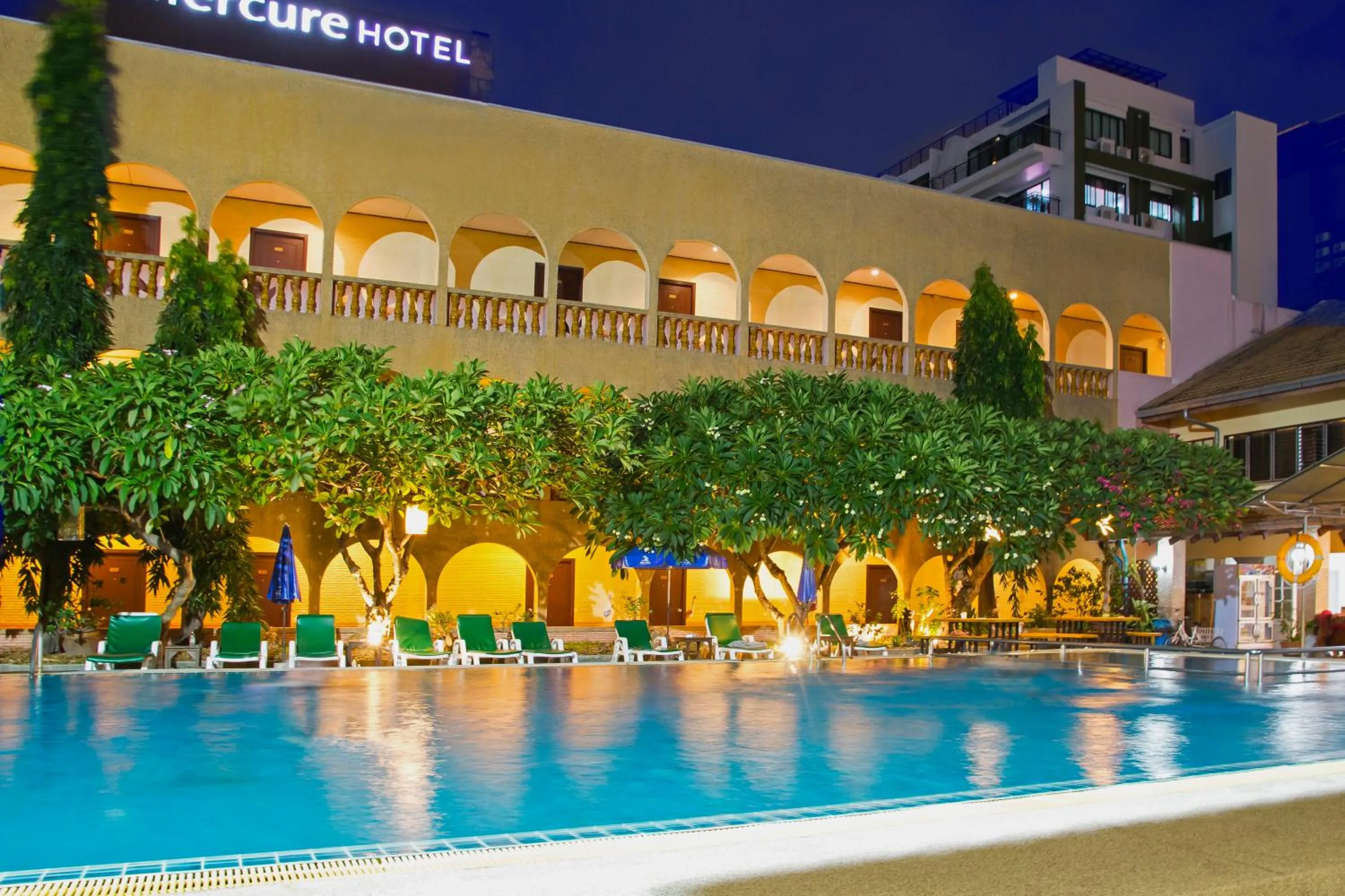 Swimming pool in S Lodge Pattaya formally Sabai Lodge